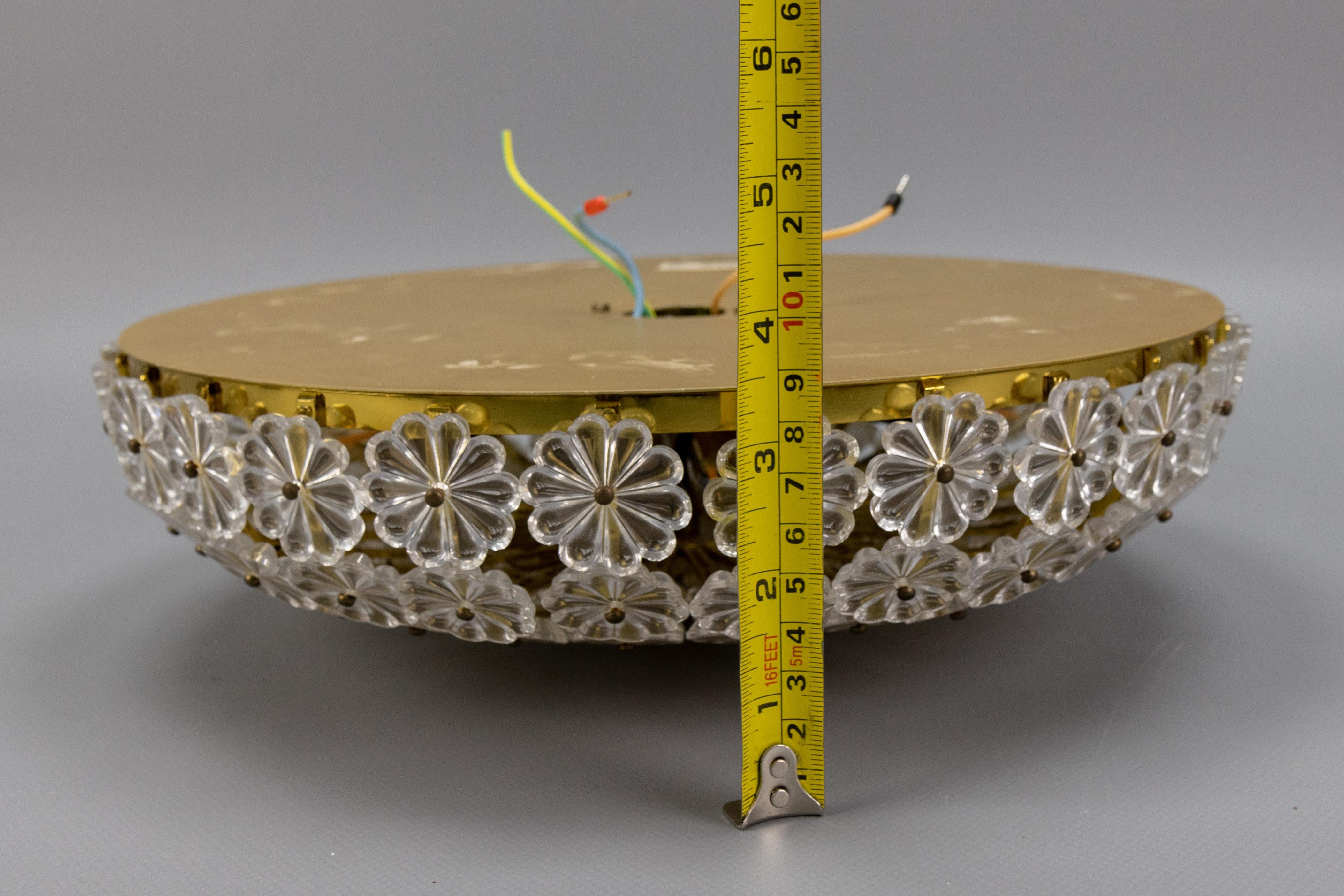 Plafoniera in ottone e fiori di vetro di Emil Stejnar per H. Richter del 1950 in vendita 11