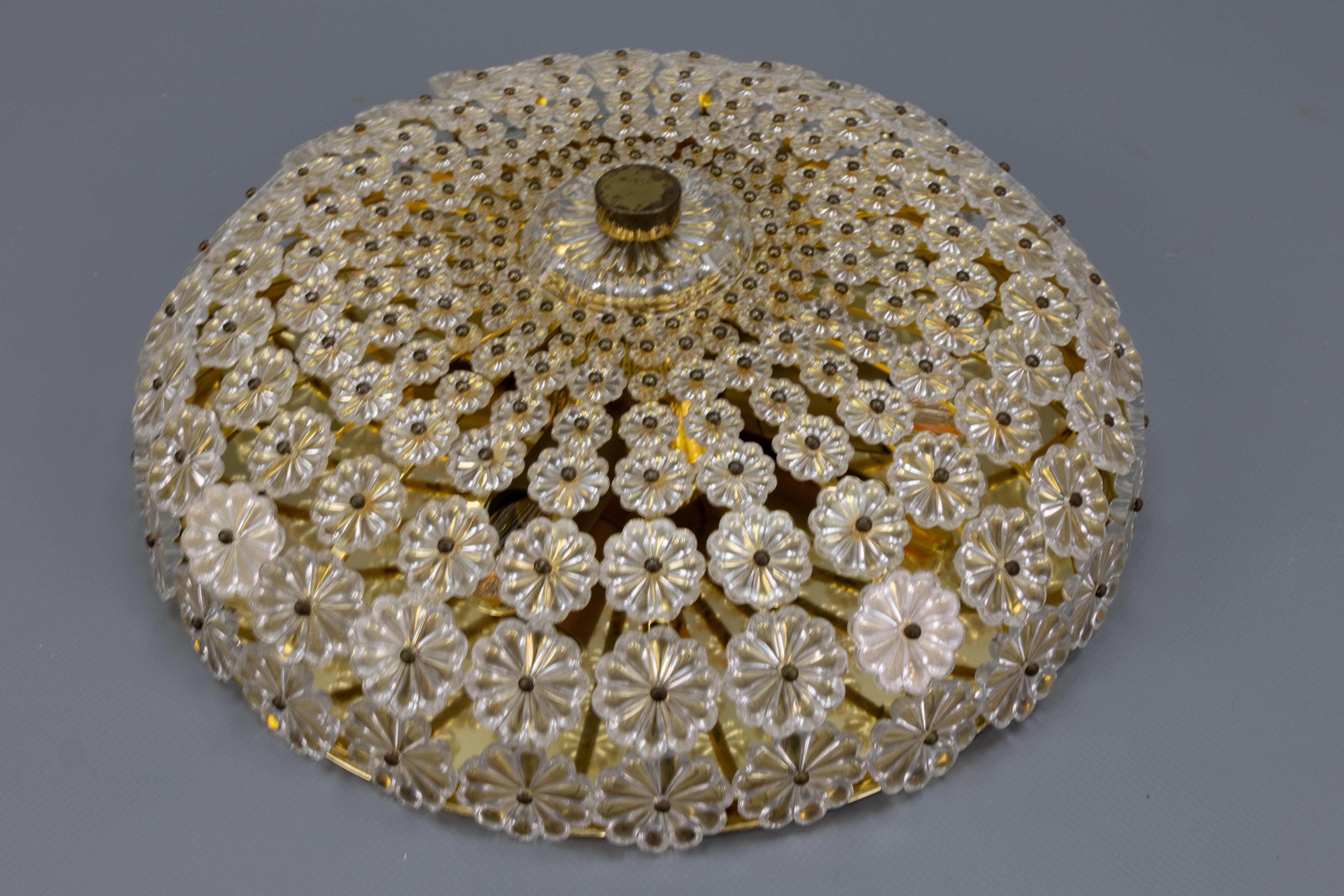 Plafoniera in ottone e fiori di vetro di Emil Stejnar per H. Richter del 1950 in vendita 13
