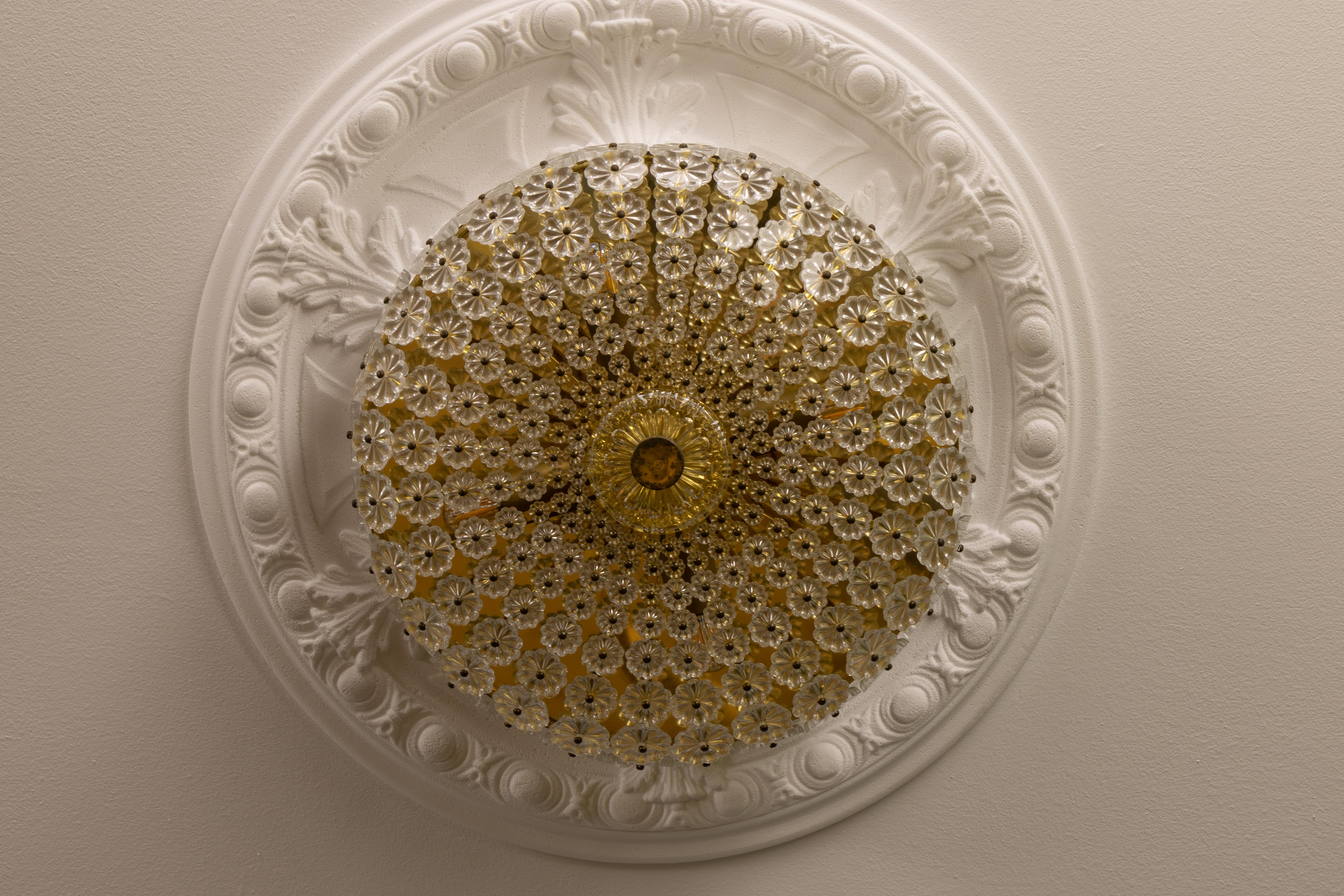 Plafoniera in ottone e fiori di vetro di Emil Stejnar per H. Richter del 1950 In condizioni buone in vendita a Barntrup, DE