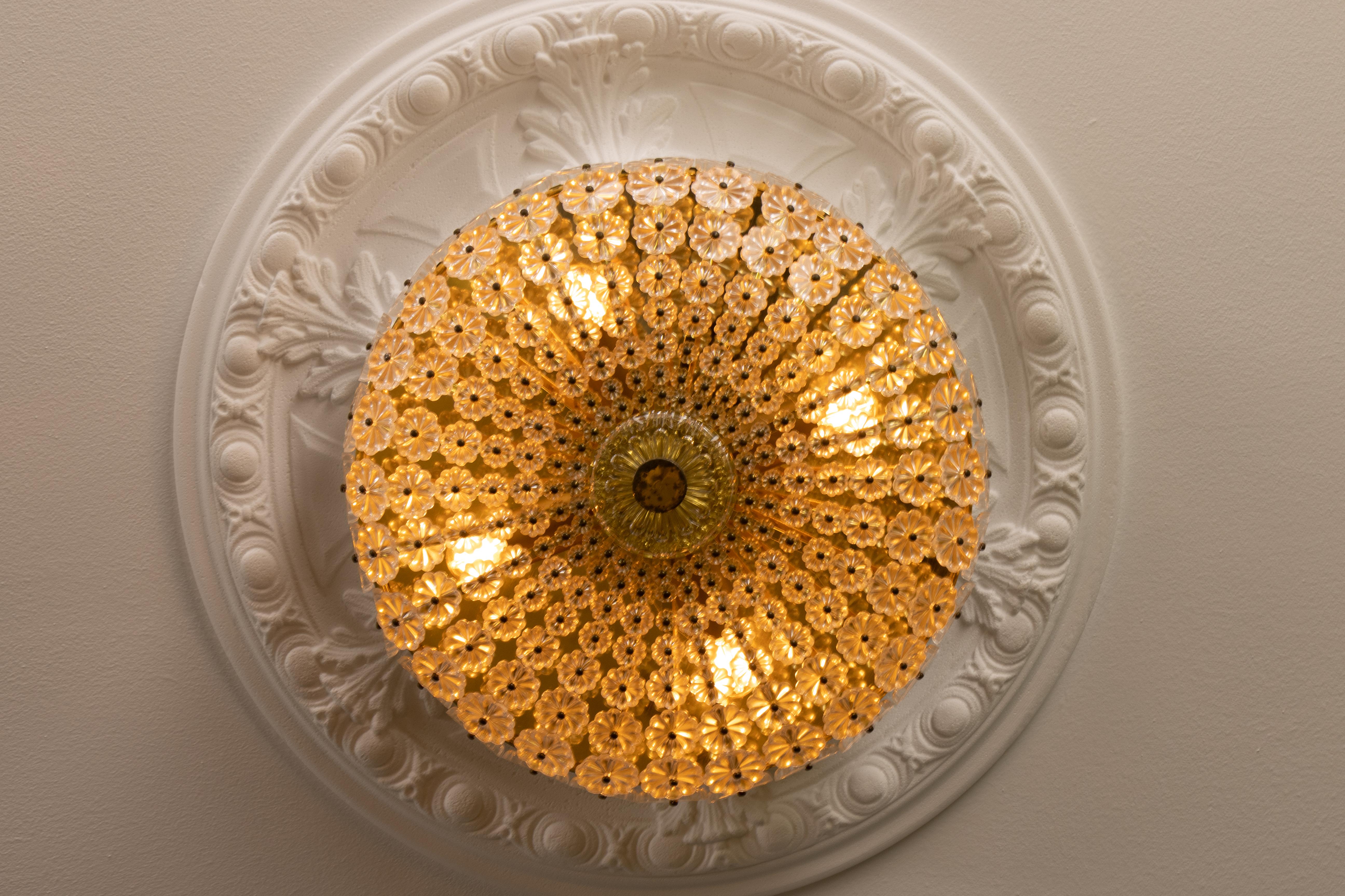Metà XX secolo Plafoniera in ottone e fiori di vetro di Emil Stejnar per H. Richter del 1950 in vendita