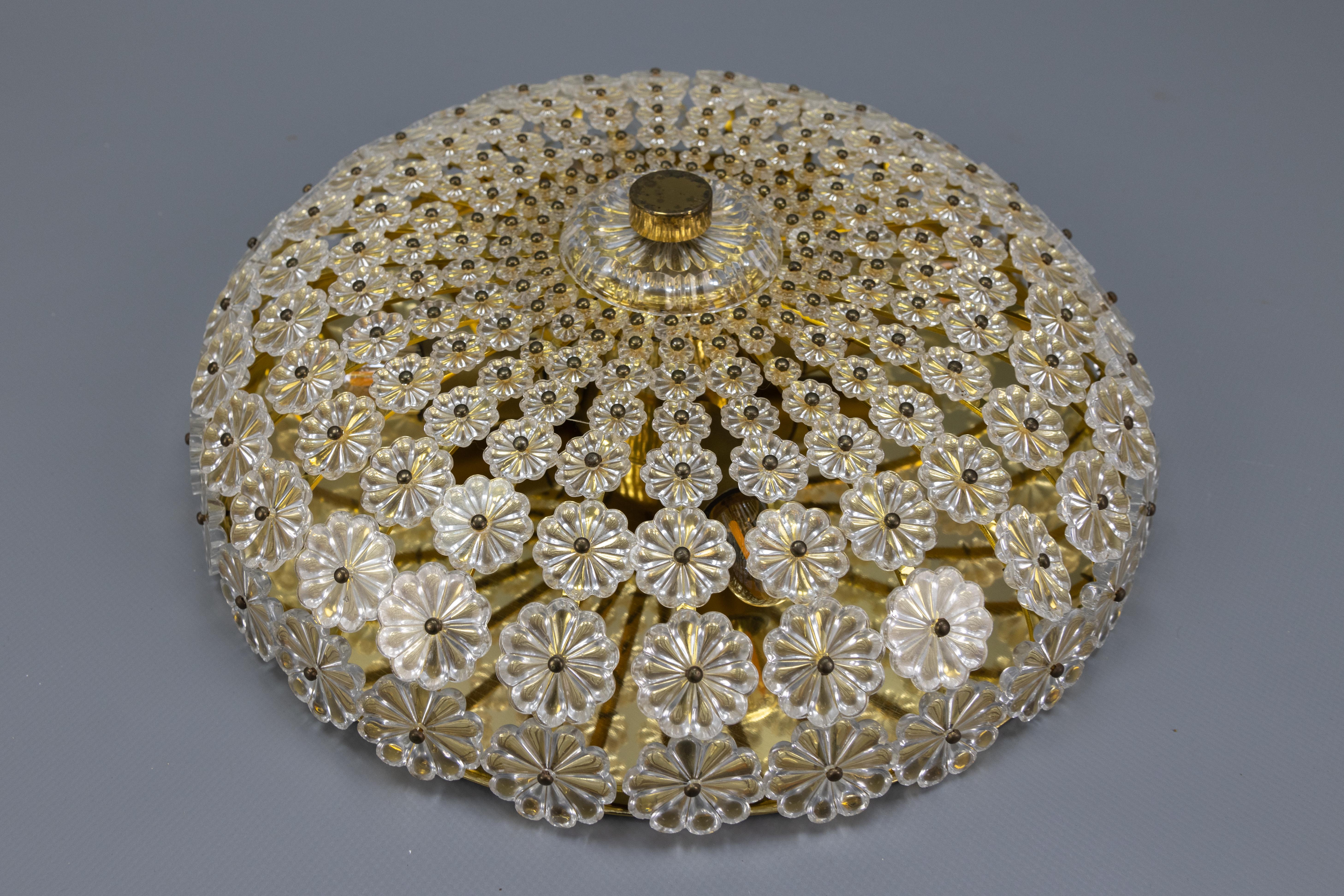 Plafoniera in ottone e fiori di vetro di Emil Stejnar per H. Richter del 1950 in vendita 2