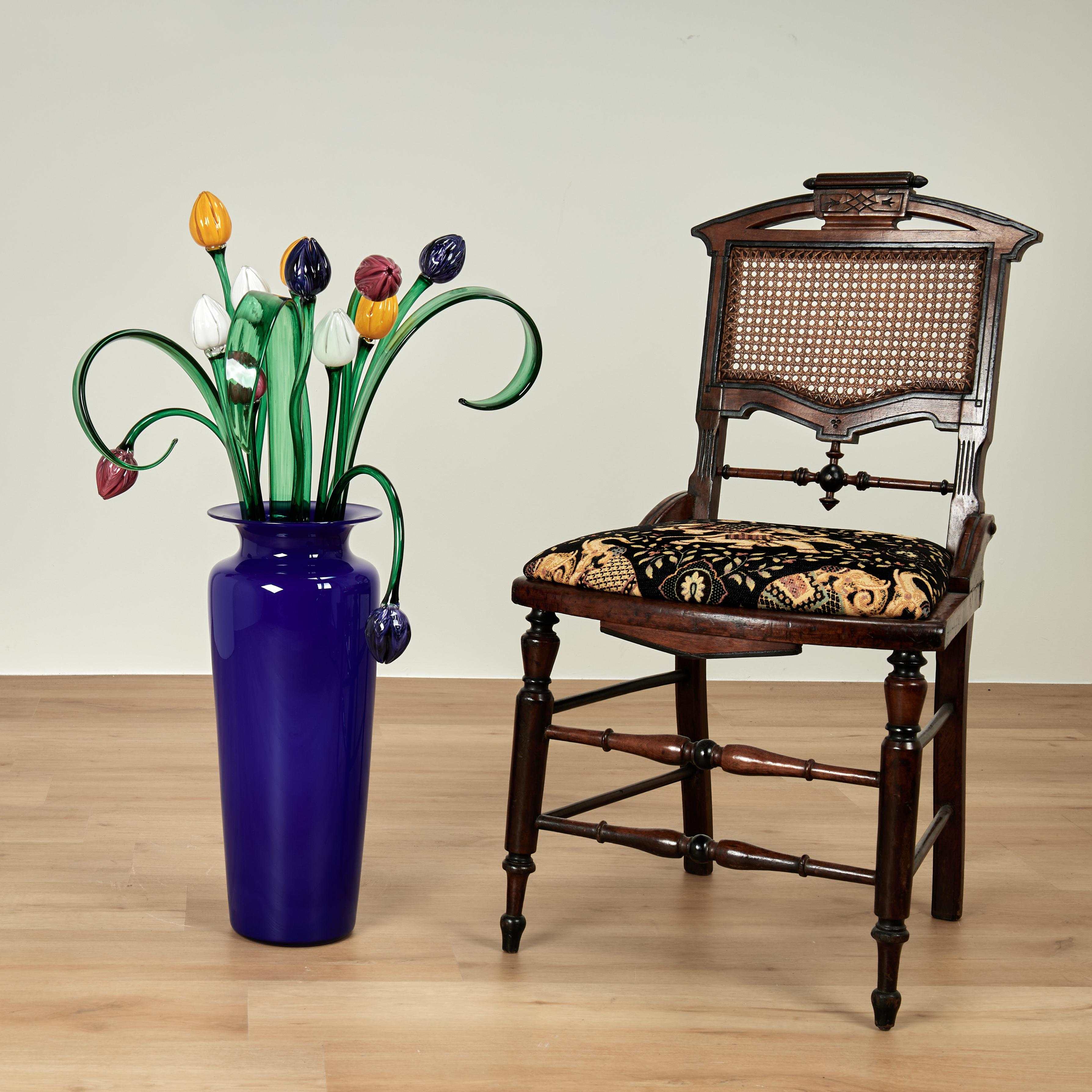 Glass Flower Sculpture in a Vase by Phil O'Reilly in vendita 2