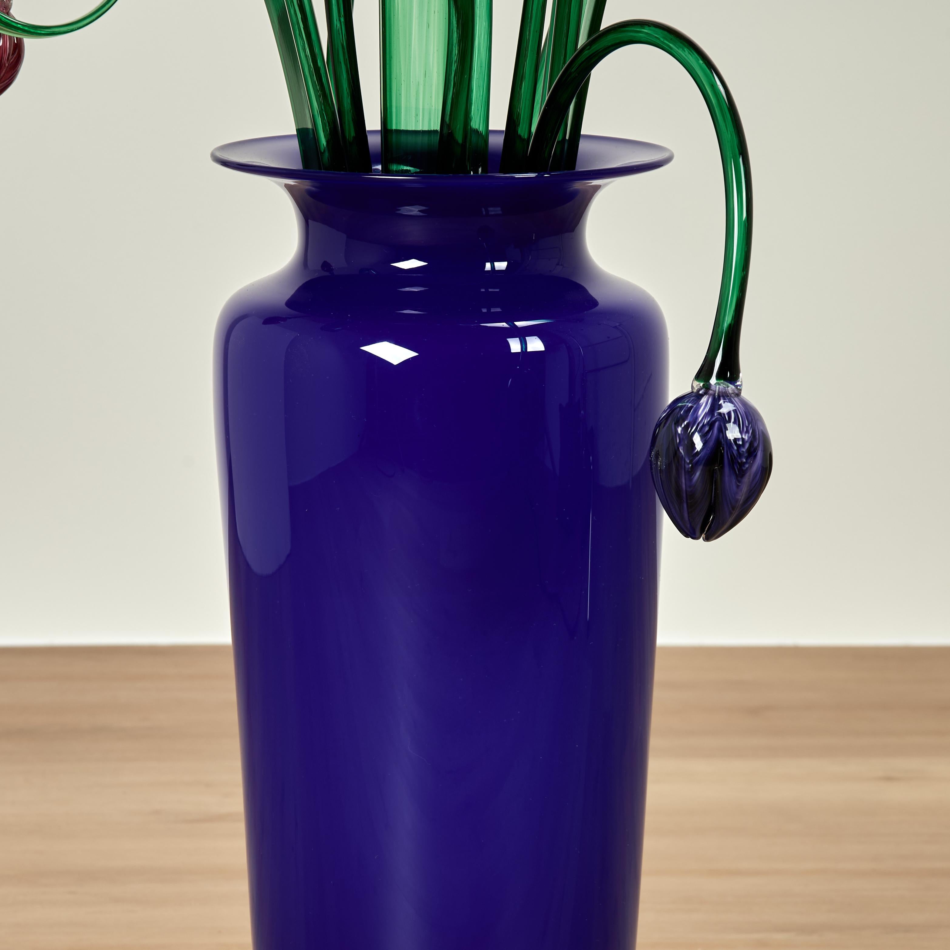 Glass Flower Sculpture in a Vase by Phil O'Reilly in vendita 1