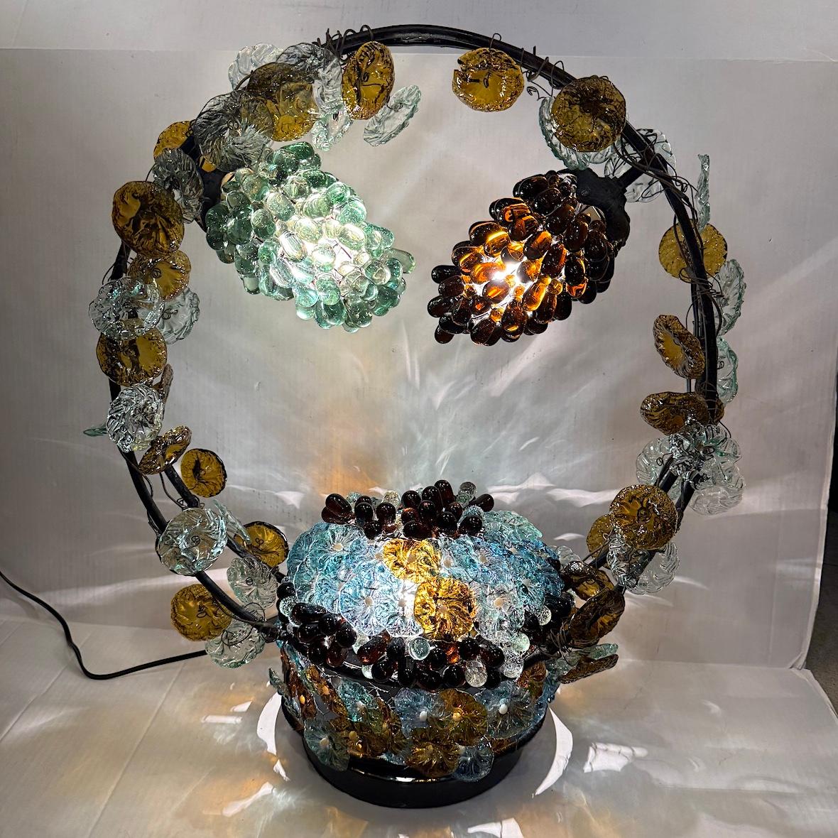 Lampada a cesto di fiori in ferro e vetro del 1920 circa. 3 luci.

Misure:
Altezza: 24