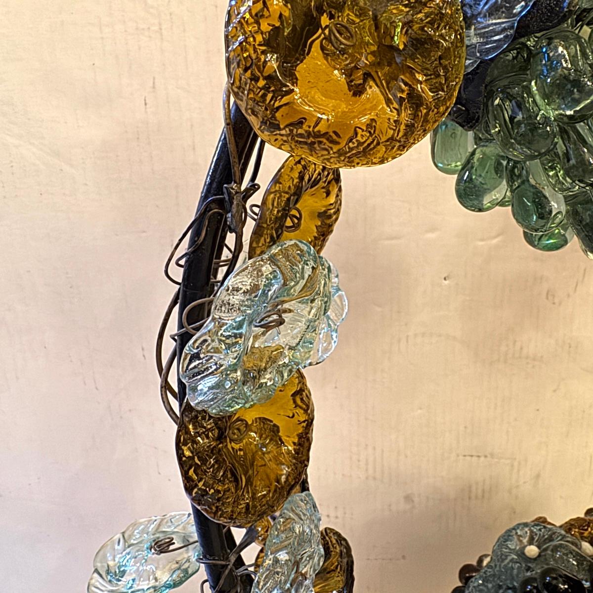 Italiano Lampada con cesto di fiori e uva in vetro in vendita