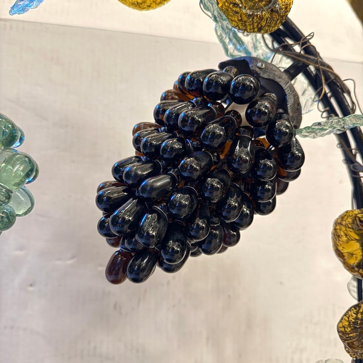 Fatto a mano Lampada con cesto di fiori e uva in vetro in vendita