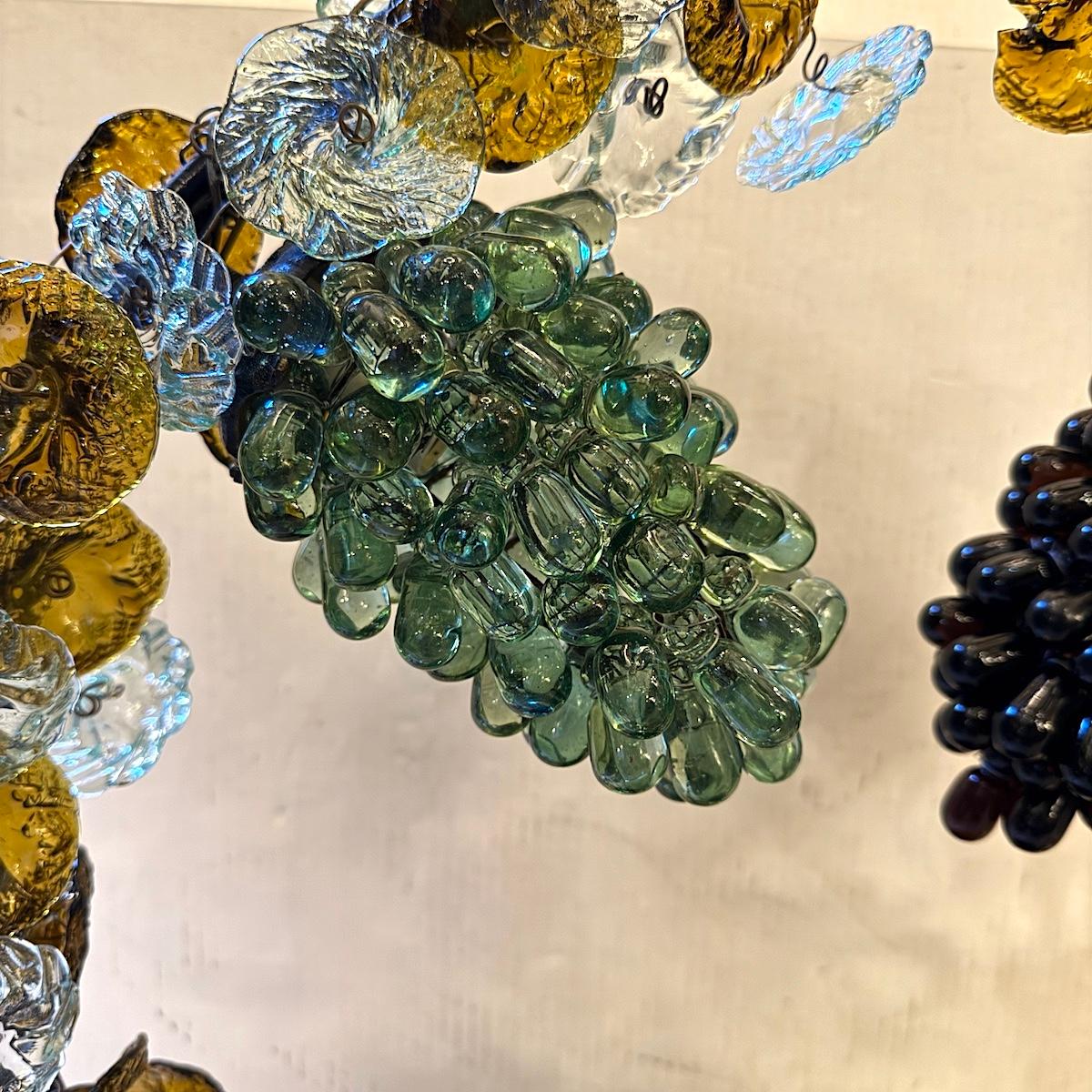 Lampada con cesto di fiori e uva in vetro In condizioni buone in vendita a New York, NY