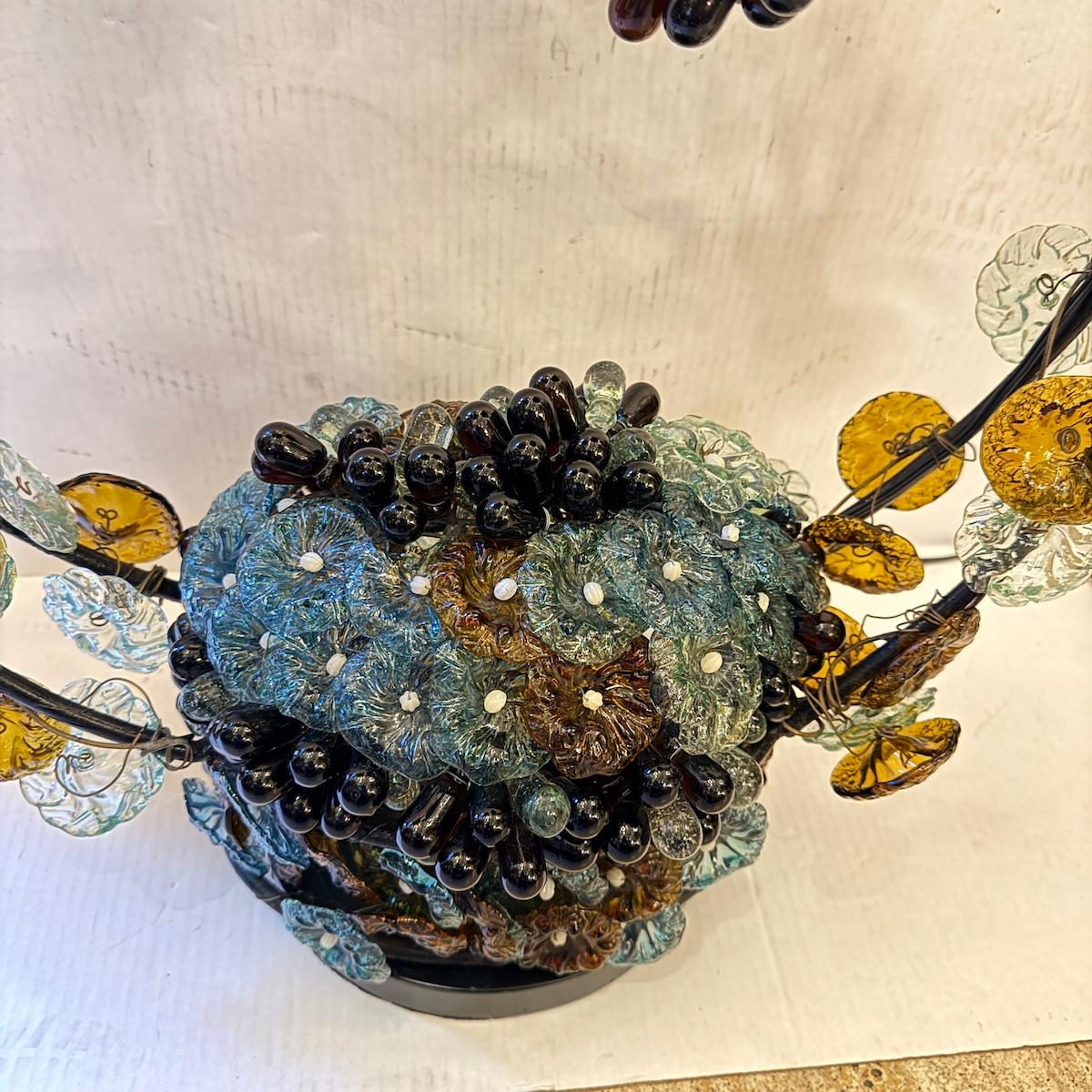 Inizio XX secolo Lampada con cesto di fiori e uva in vetro in vendita