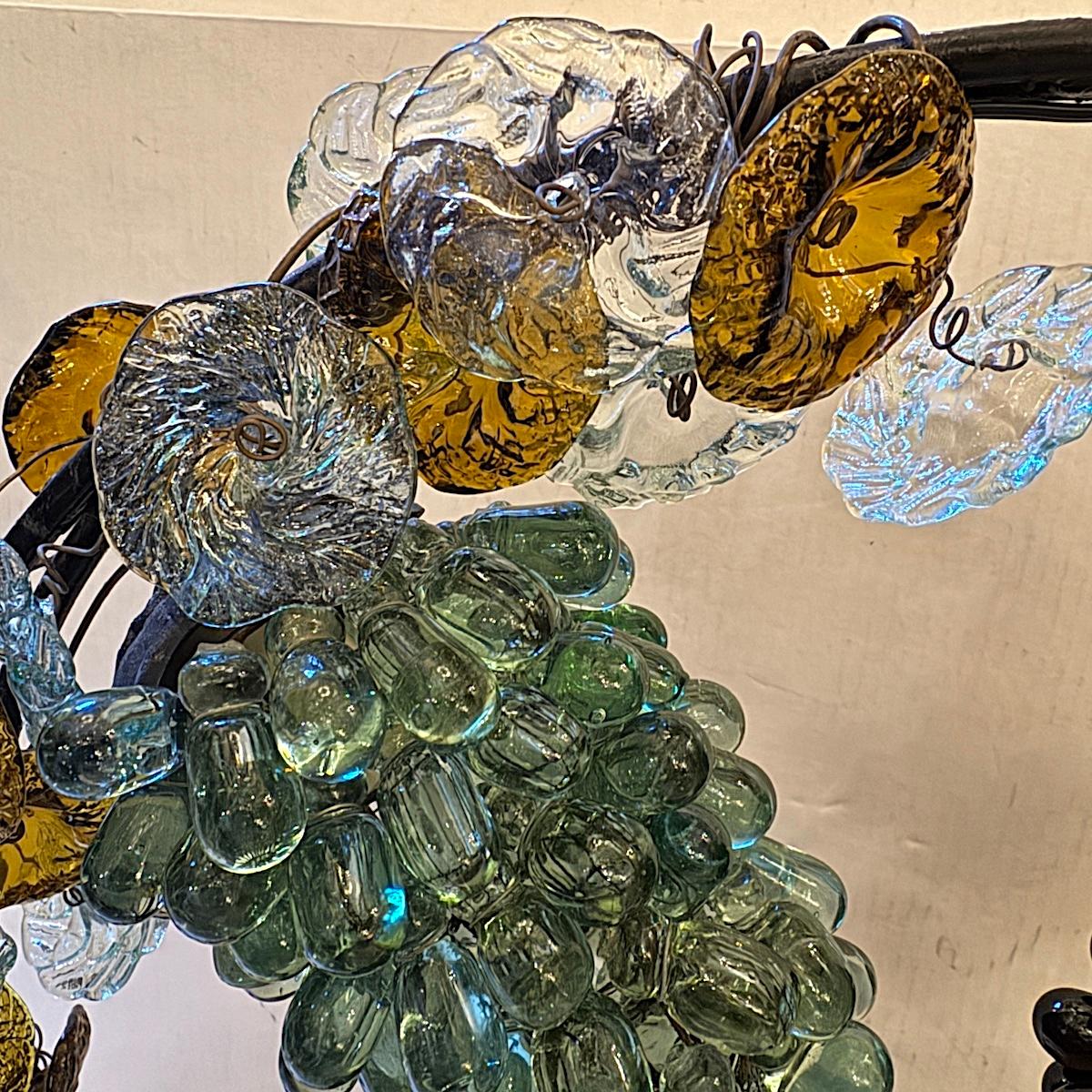 Lampada con cesto di fiori e uva in vetro in vendita 1