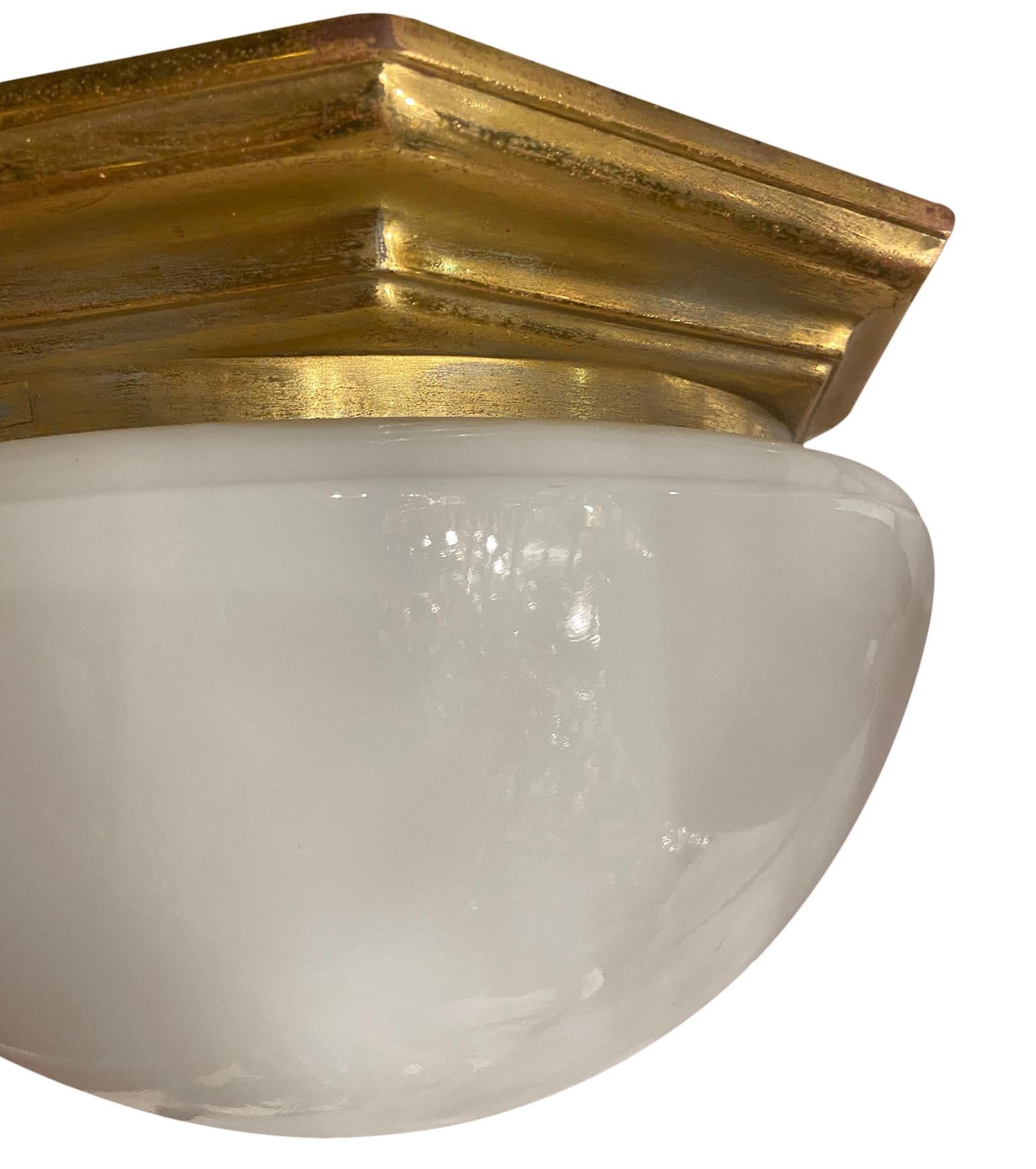 Lampe à encastrer octogonale en bronze doré et verre au lait avec lumière intérieure, datant des années 1940.

Mesures :
Diamètre : 12