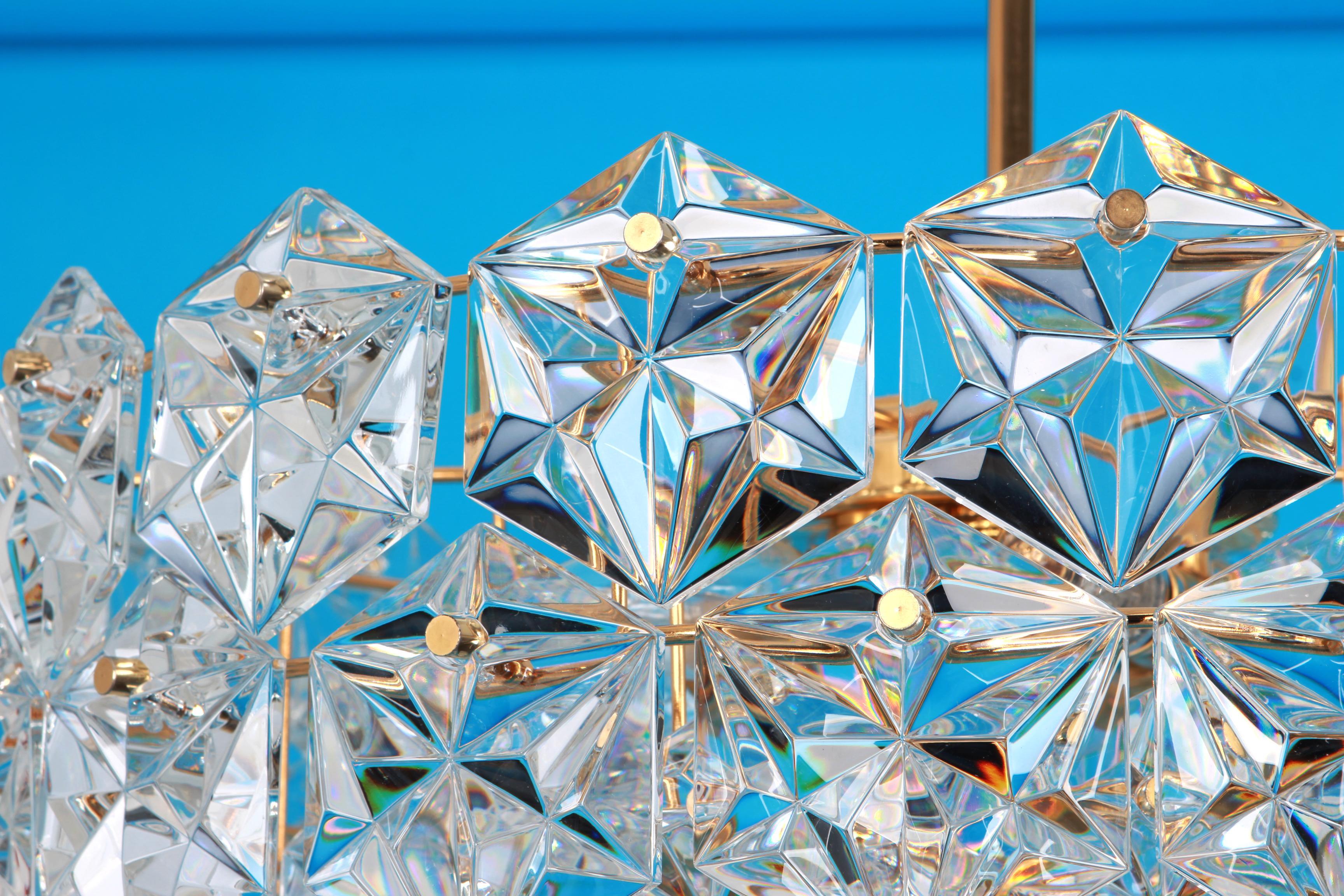 Pièces détachées de Kinkeldey, Allemagne, fabriquées vers 1970-1979. 
Une pièce faite à la main et de grande qualité. Éléments en verre de cristal facetté.

De haute qualité et en très bon état. 
