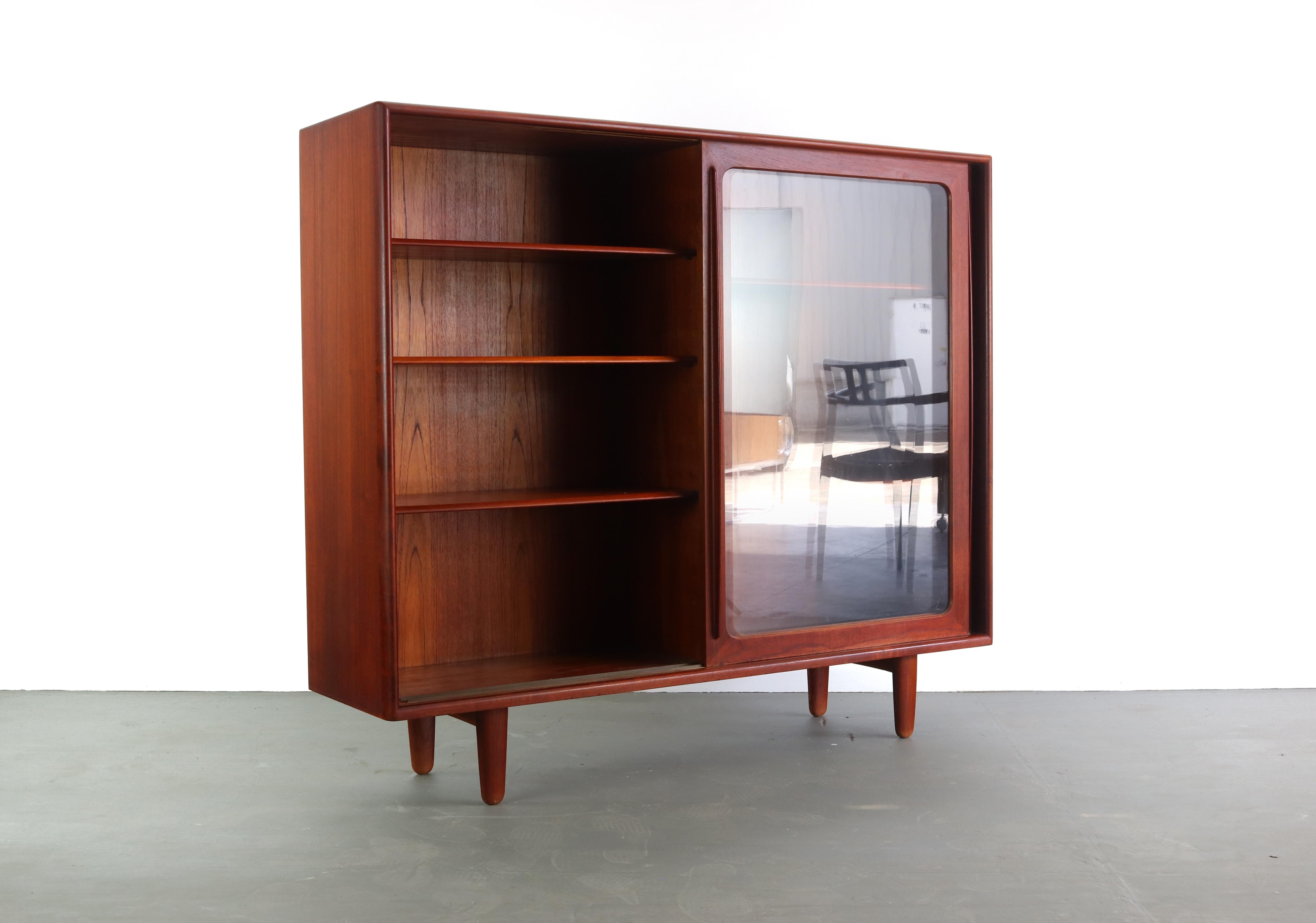 Bibliothèque / vitrine à façade en verre par Harry Ostergaard en teck, vers les années 1960 en vente 8