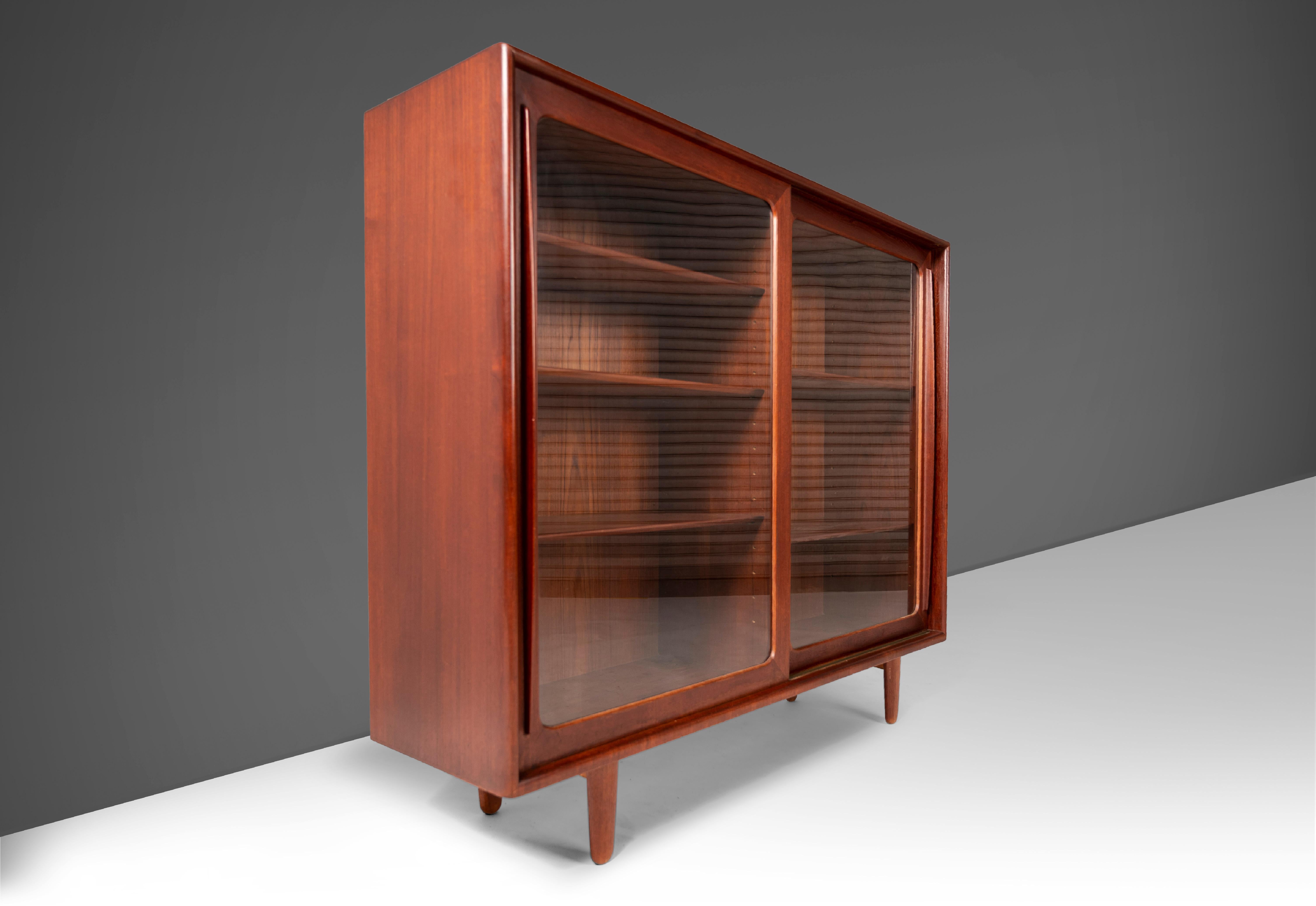 Scandinave moderne Bibliothèque / vitrine à façade en verre par Harry Ostergaard en teck, vers les années 1960 en vente