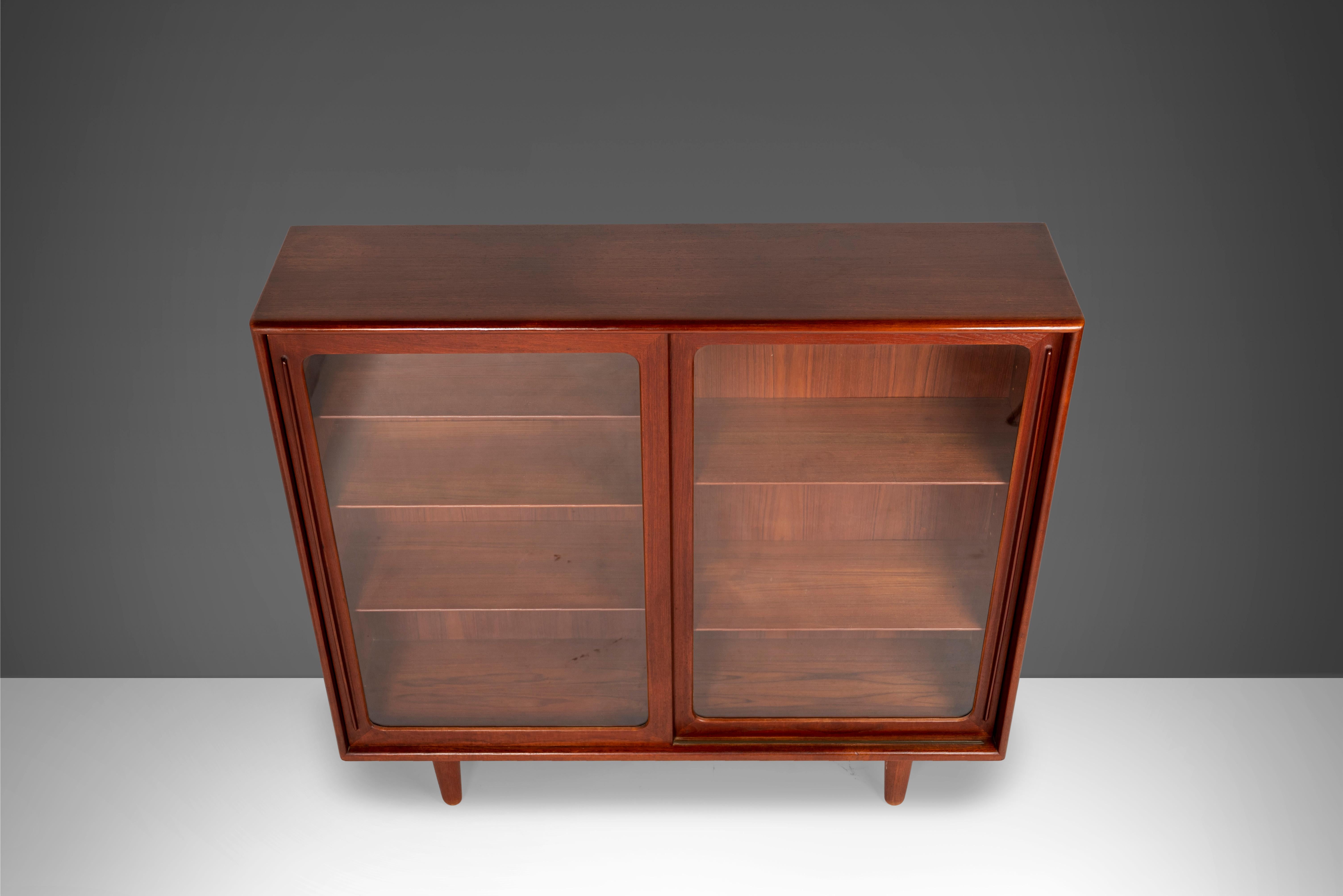 Danois Bibliothèque / vitrine à façade en verre par Harry Ostergaard en teck, vers les années 1960 en vente