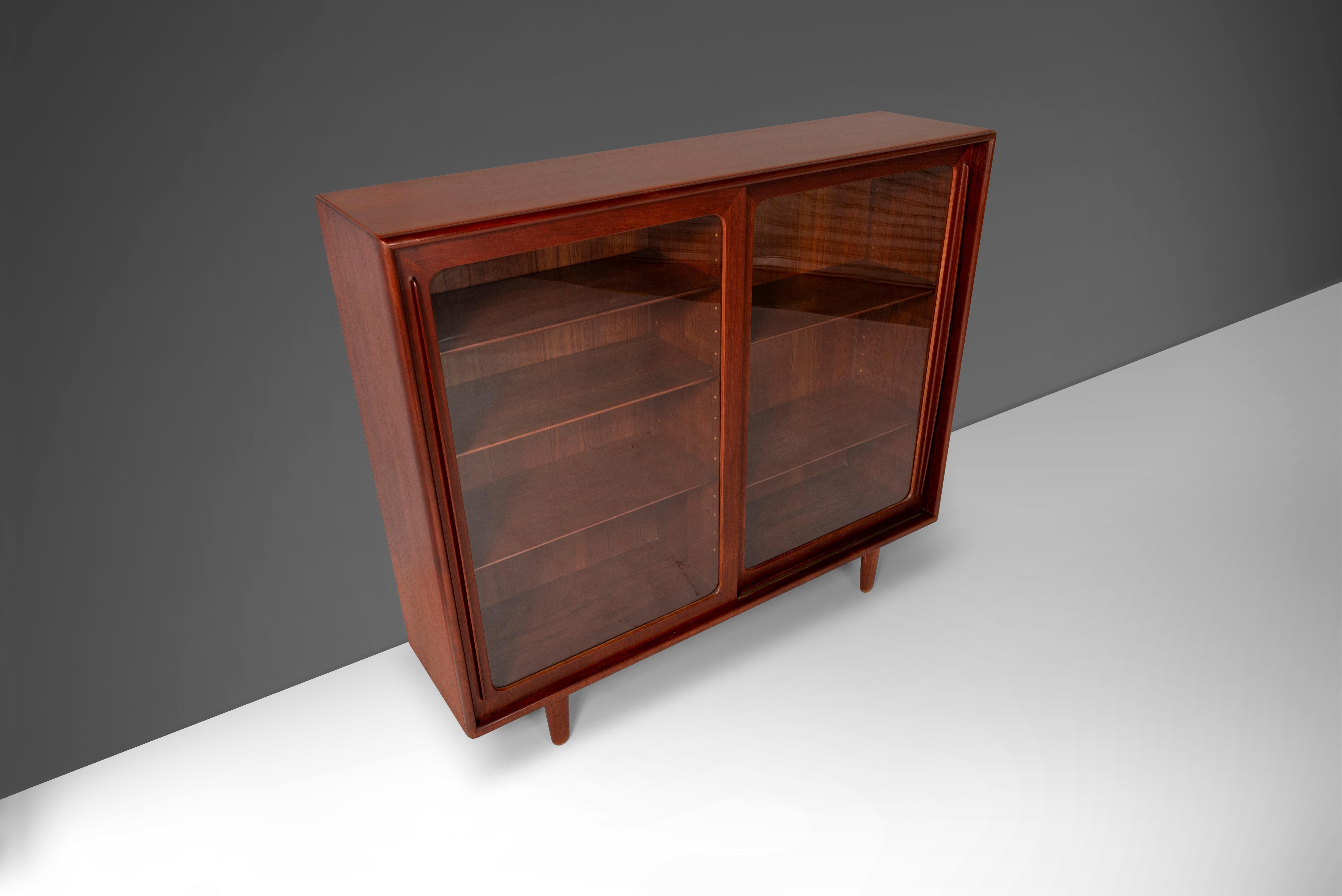 Bibliothèque / vitrine à façade en verre par Harry Ostergaard en teck, vers les années 1960 Bon état - En vente à Deland, FL