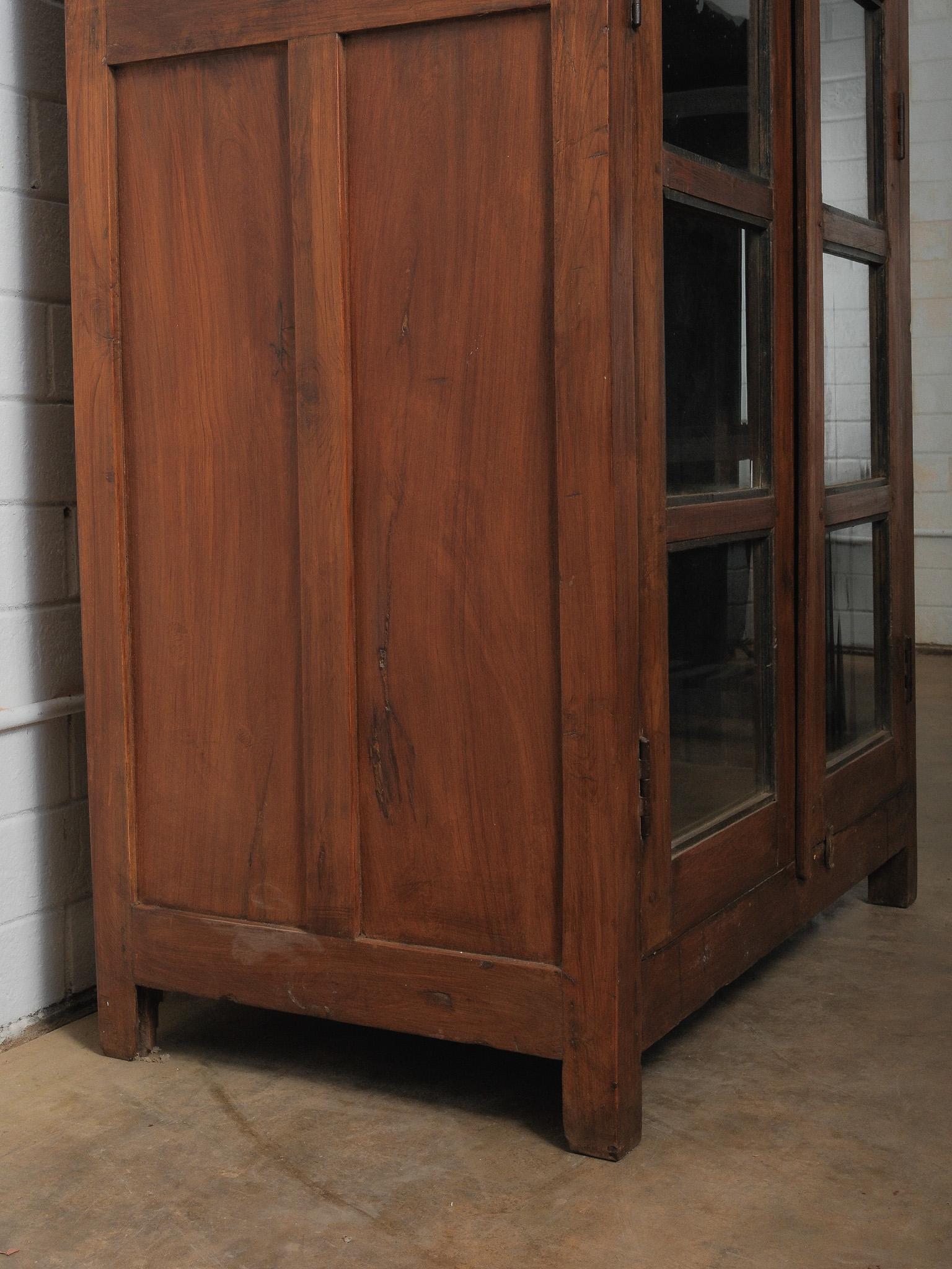 Glass-Front Wood Cabinet with Dual-Sided Doors en venta 3