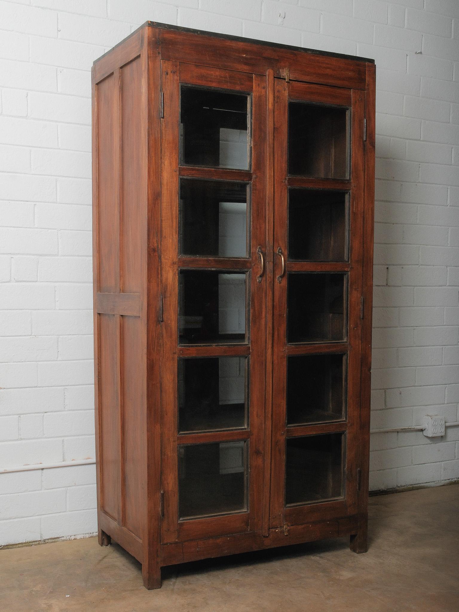 Glass-Front Wood Cabinet with Dual-Sided Doors Rústico en venta