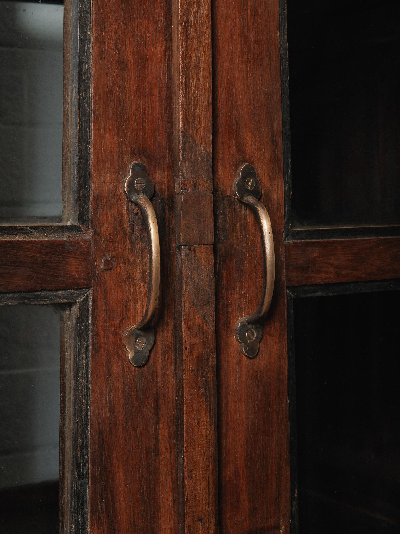 Glass-Front Wood Cabinet with Dual-Sided Doors Latón en venta