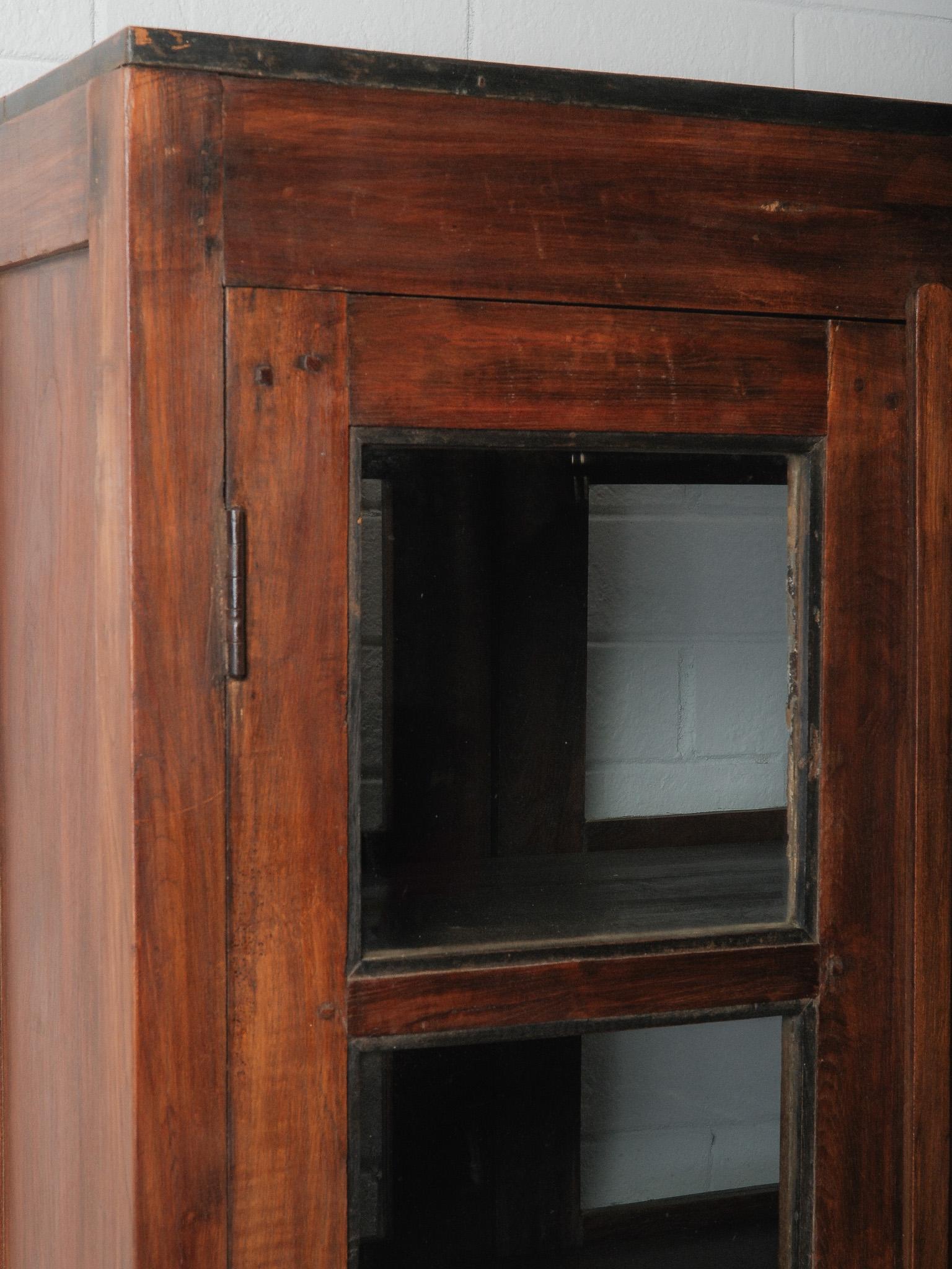 Glass-Front Wood Cabinet with Dual-Sided Doors en venta 1