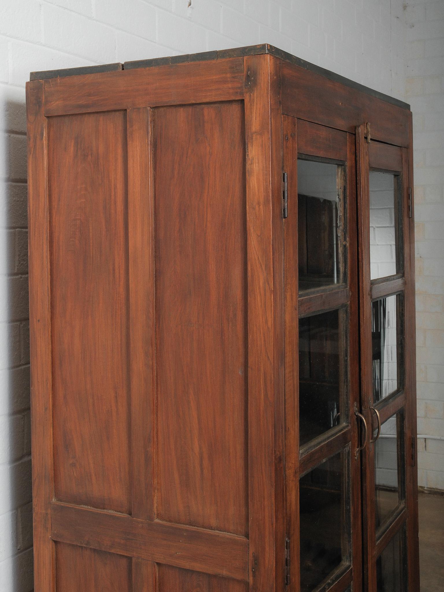 Glass-Front Wood Cabinet with Dual-Sided Doors en venta 2