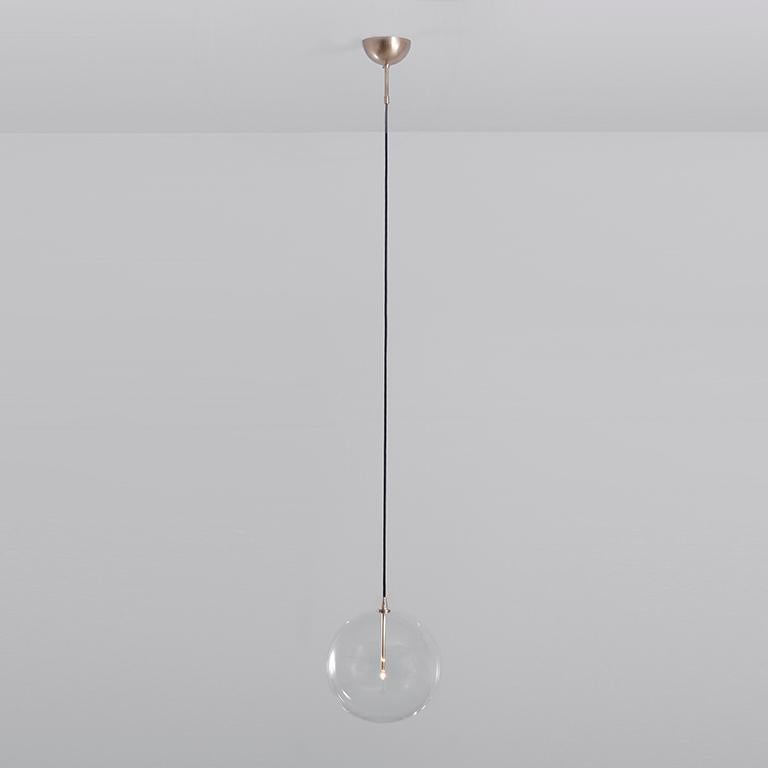 Glass Globe 30 Brass Chandelier by Schwung In New Condition For Sale In Geneve, CH