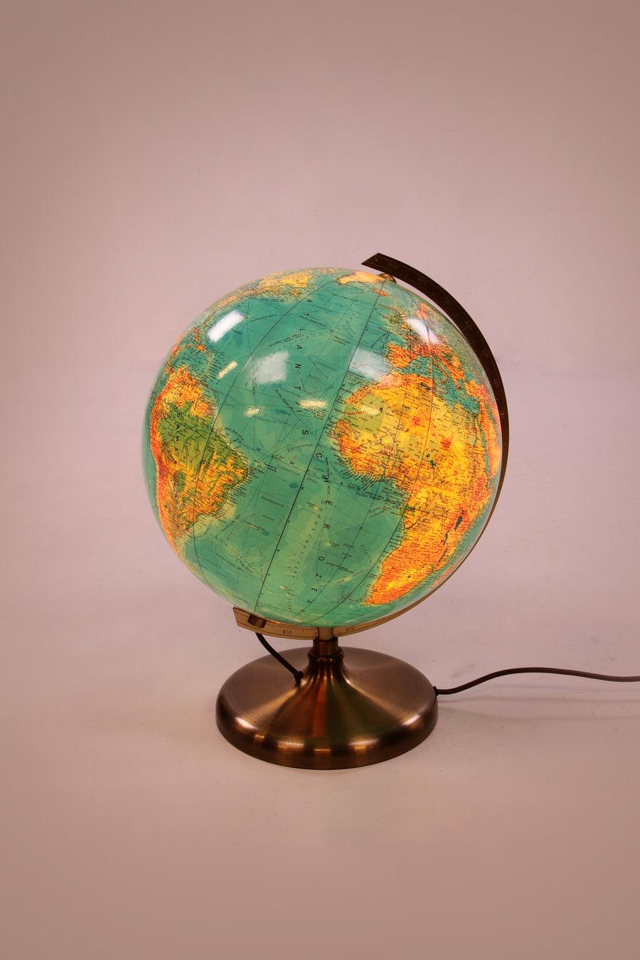 Glass Globe With Light in It From Jro Verlag Munchen, Germany 

This beautiful vintage globe has a brass-colored base.

This globe comes from the 1970s and is made in Germany.

Made by JRO Verlag Munchen.

The globe is equipped with lighting. In a