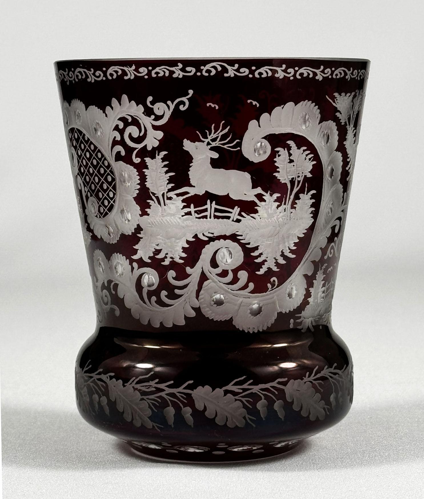 Joli gobelet en verre gravé dans le style Egermann, verre clair avec glaçure rubis. L'émail rouge est un brevet du 19ème siècle inventé par Friedrich Egermann. À ce jour, le brevet n'est protégé que par un petit nombre de fabricants. Le gobelet est