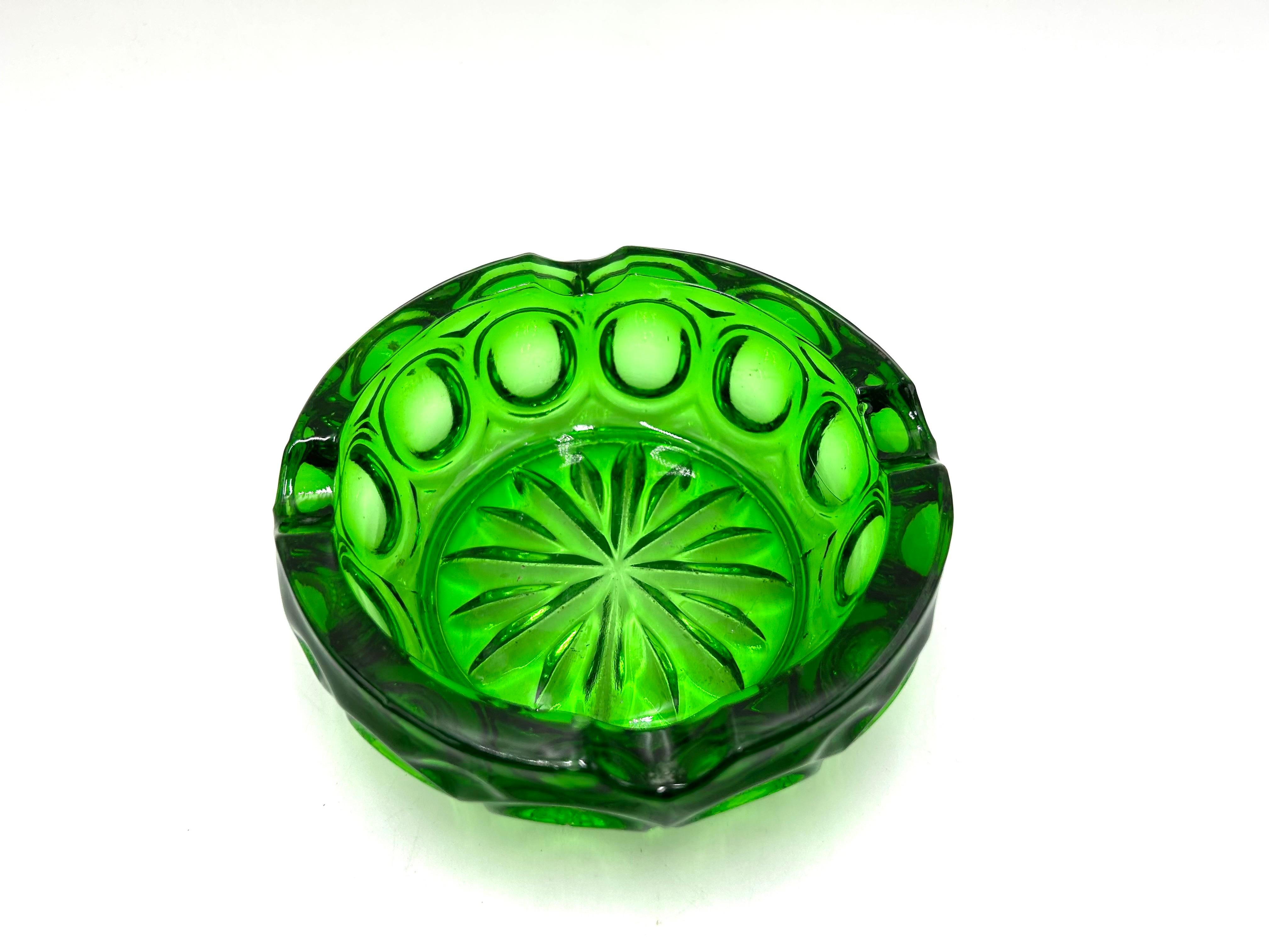 Glass green ashtray made in Czechoslovakia in the 1960s

Very good condition, no damage

height 5 cm, diameter 14 cm.