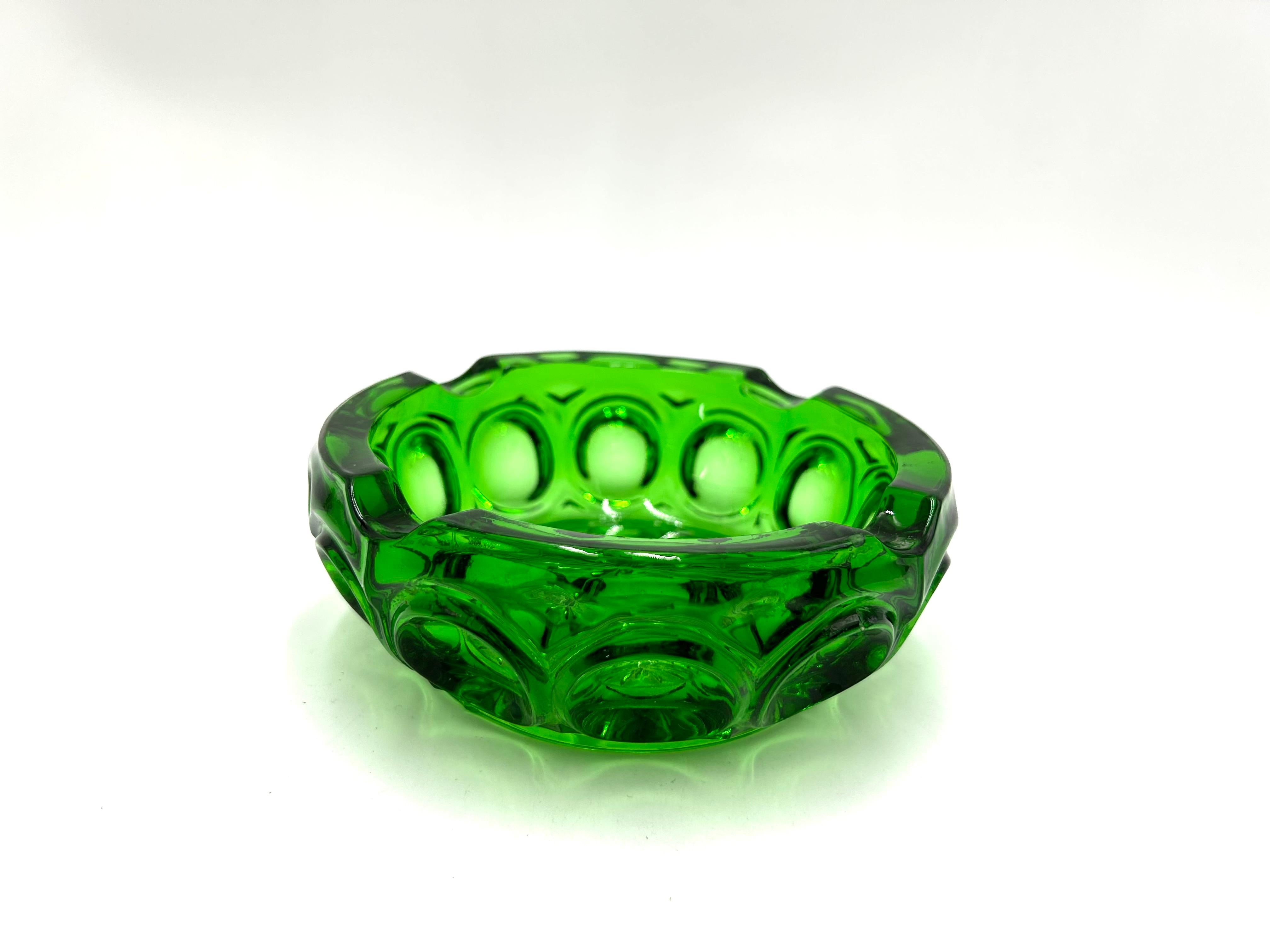 Glass Green Ashtray, Czechoslovakia, 1960s In Good Condition For Sale In Chorzów, PL