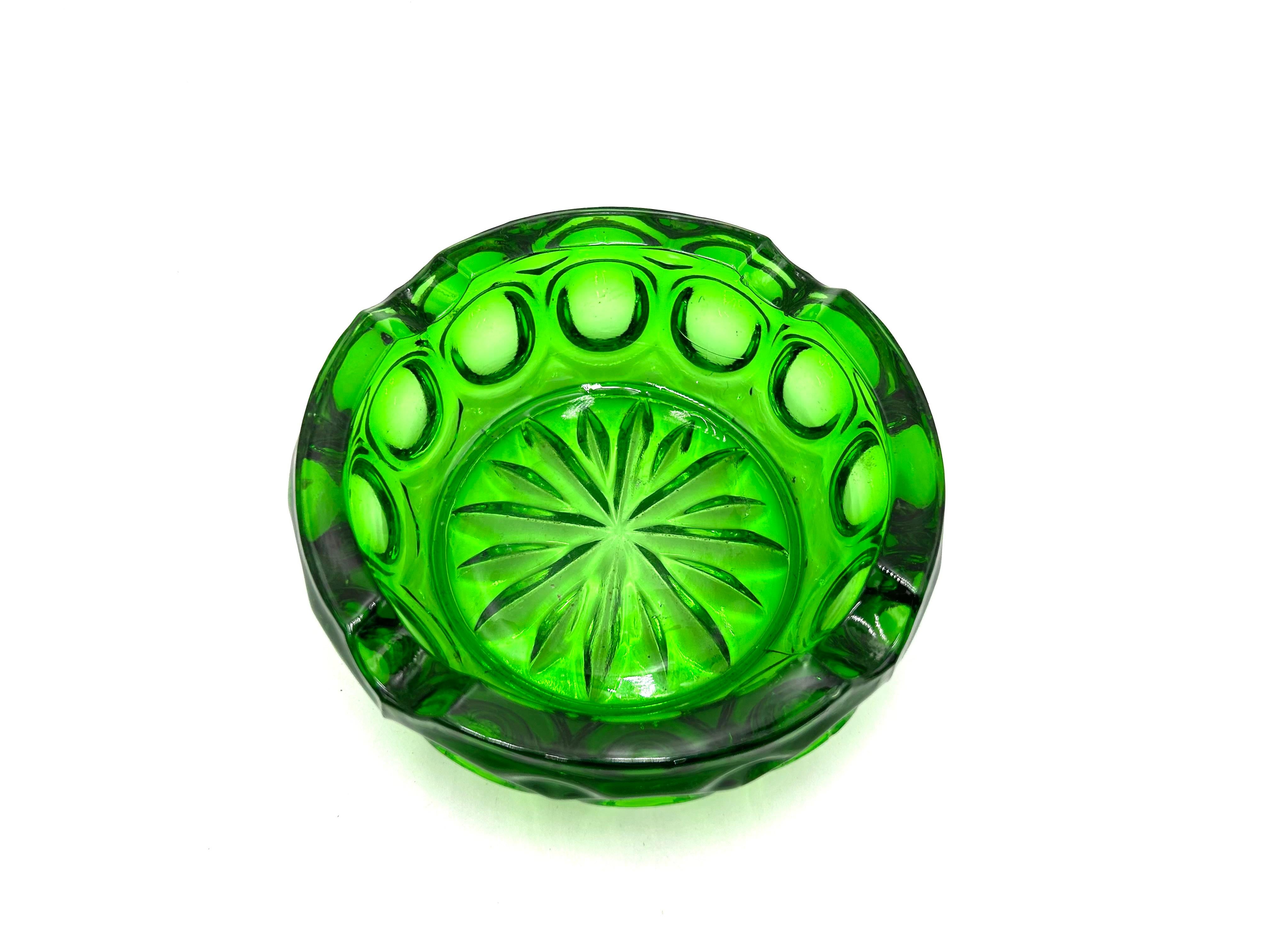 Glass Green Ashtray, Czechoslovakia, 1960s In Good Condition For Sale In Chorzów, PL