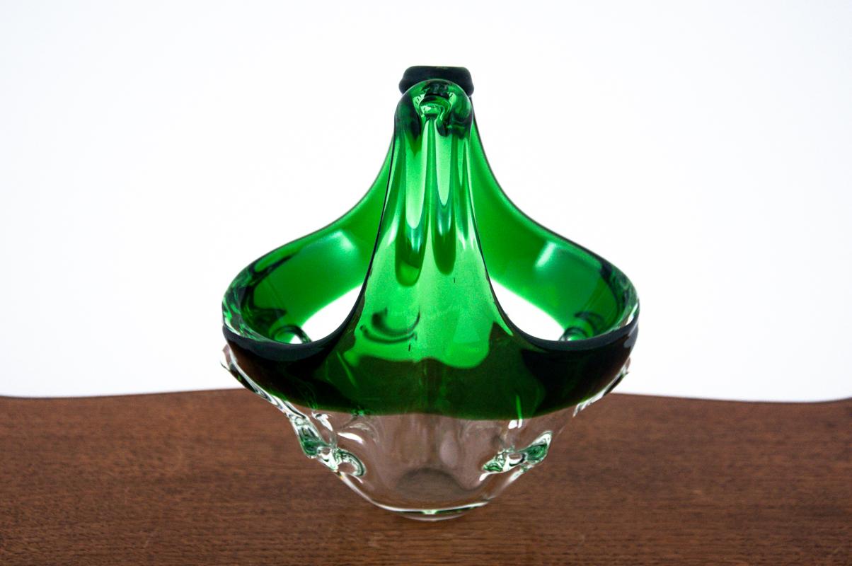 Grüner Dekorationskorb aus Glas - eine Schale für Süßigkeiten oder Kleinigkeiten

Das Produkt stammt aus der Tschechischen Republik aus den 1960er Jahren

Sehr guter Zustand, keine Schäden

Maße: Höhe 20 cm, Breite 18 cm, Tiefe 13,5 cm.