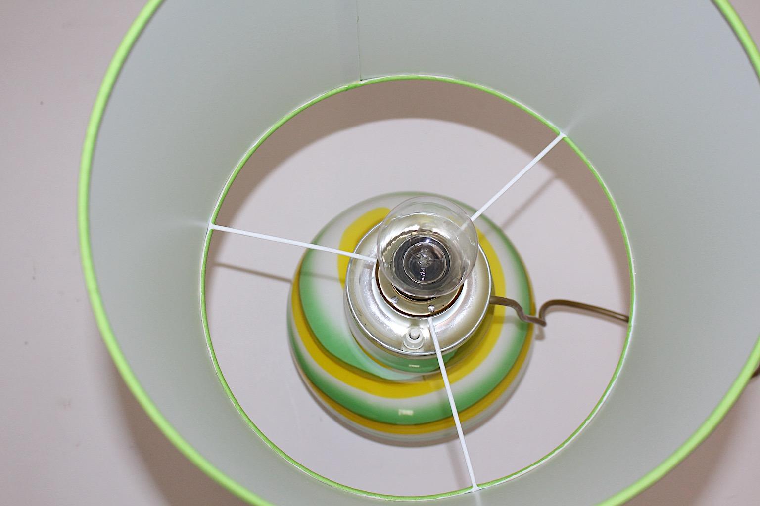 Vetro Lampada da tavolo vintage A Space Age in vetro verde giallo bianco, anni '60, Italia in vendita