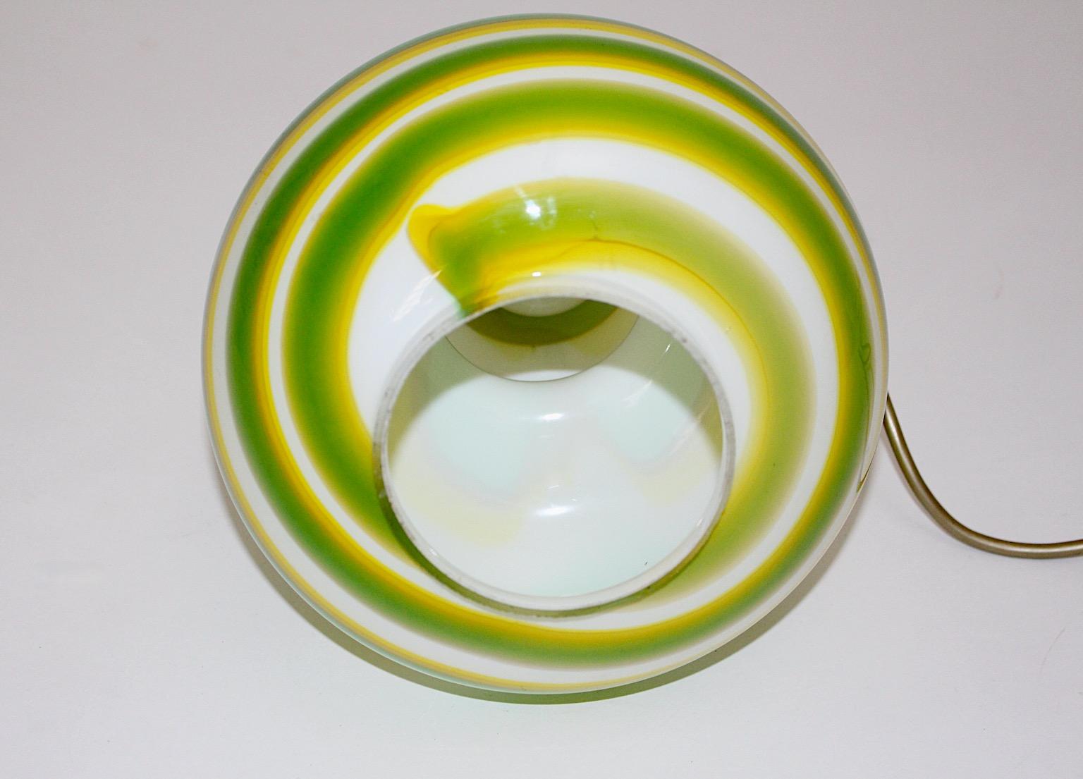 Lampada da tavolo vintage A Space Age in vetro verde giallo bianco, anni '60, Italia in vendita 3
