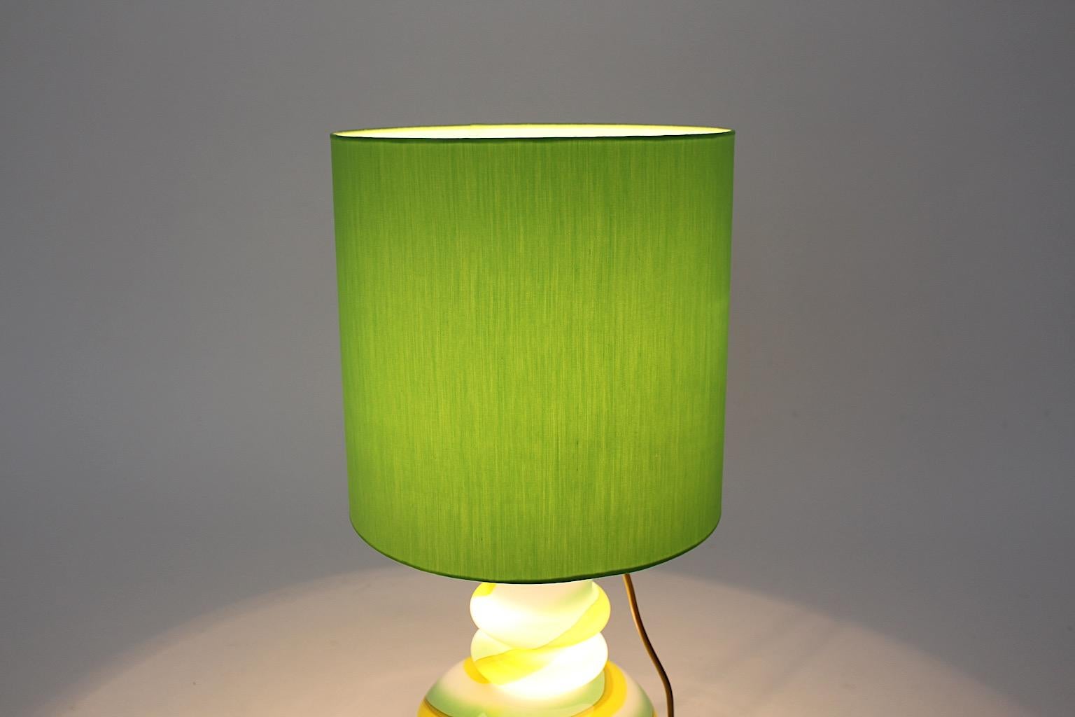 Mid-Century Modern Lampe de bureau en verre vert jaune et blanc de l'ère spatiale vintage, années 1960, Italie en vente