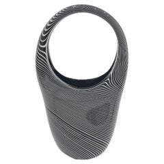 Glasglashandtasche mit schwarzen und weißen Nadelstreifen von Raiffe