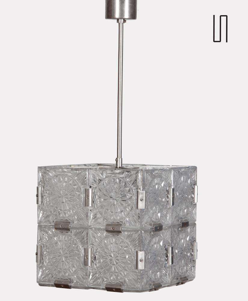 Esta suspensión de cristal fue editada por Kamenicky Senov en la década de 1970.  Está en buen estado vintage.