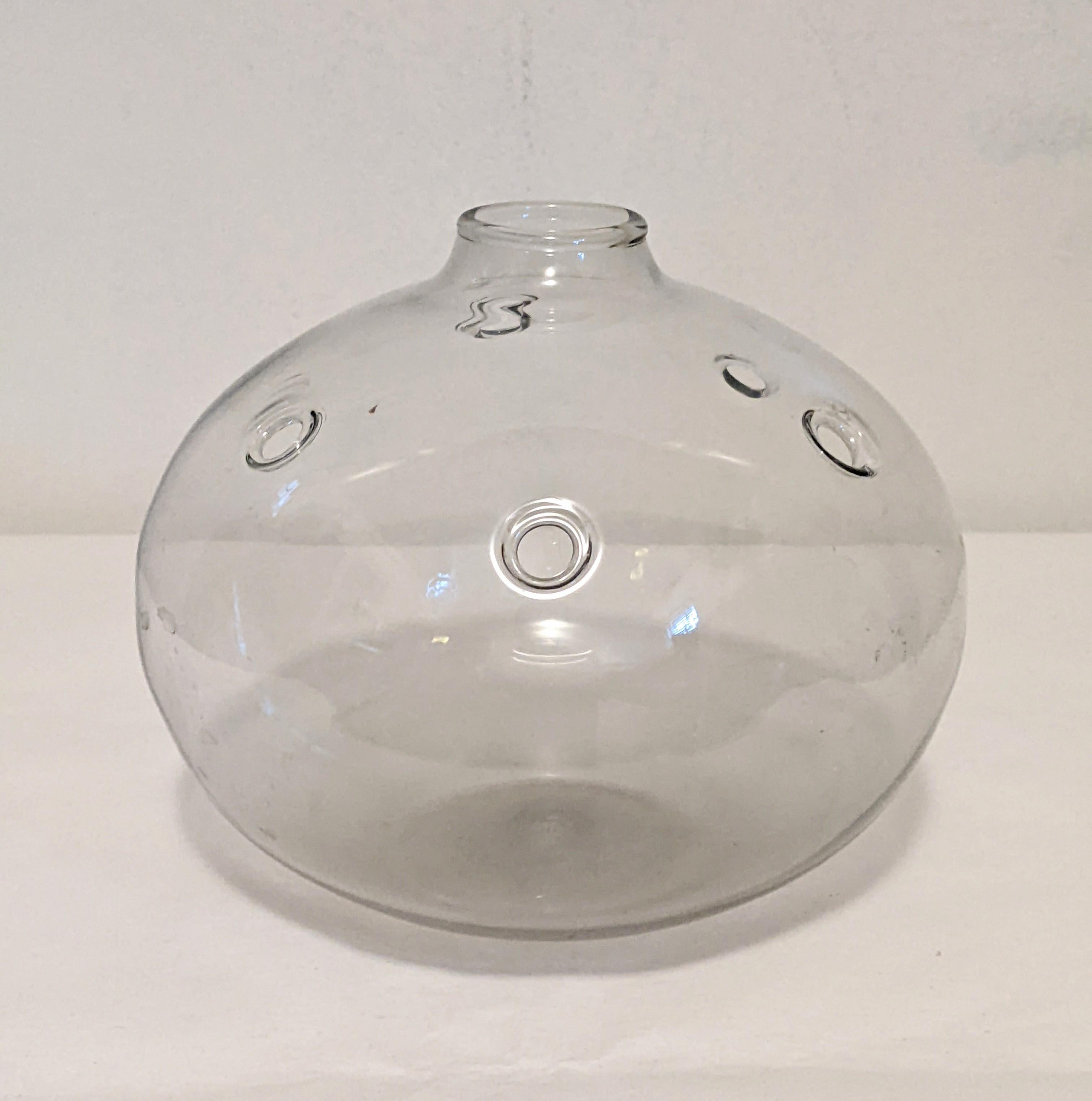 Vase Hull (trou) en verre transparent soufflé à la bouche, conçu par Michael Bang pour Holmegaard Danemark, années 1970. Produit entre 1973 et 1978.
Le vase a plusieurs trous pour placer et arranger les fleurs dans le style Ikebana. 
6