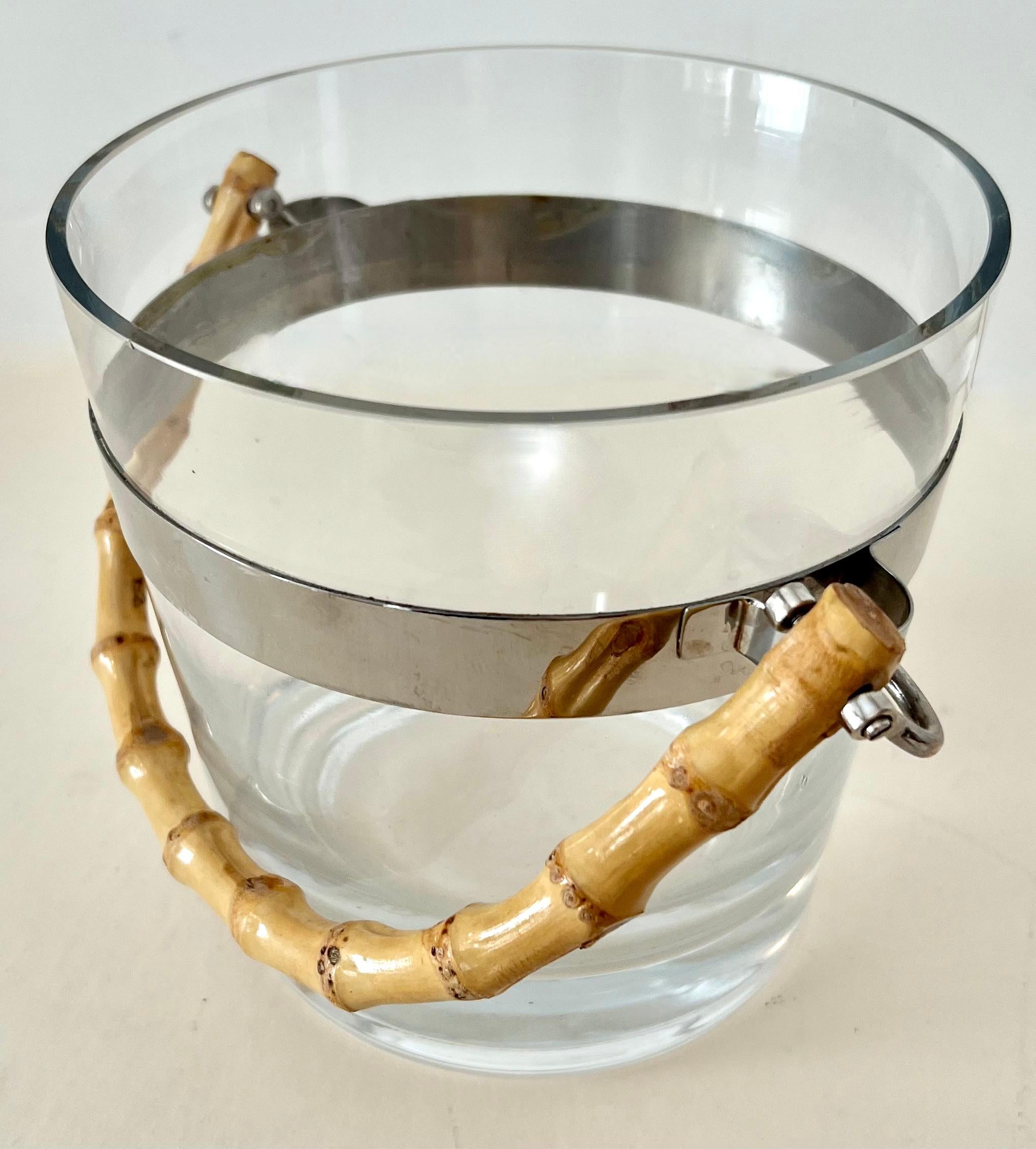 Mid-Century Modern Seau à glace en verre à rayures argentées et poignée en bambou dans le style de Ralph Lauren en vente