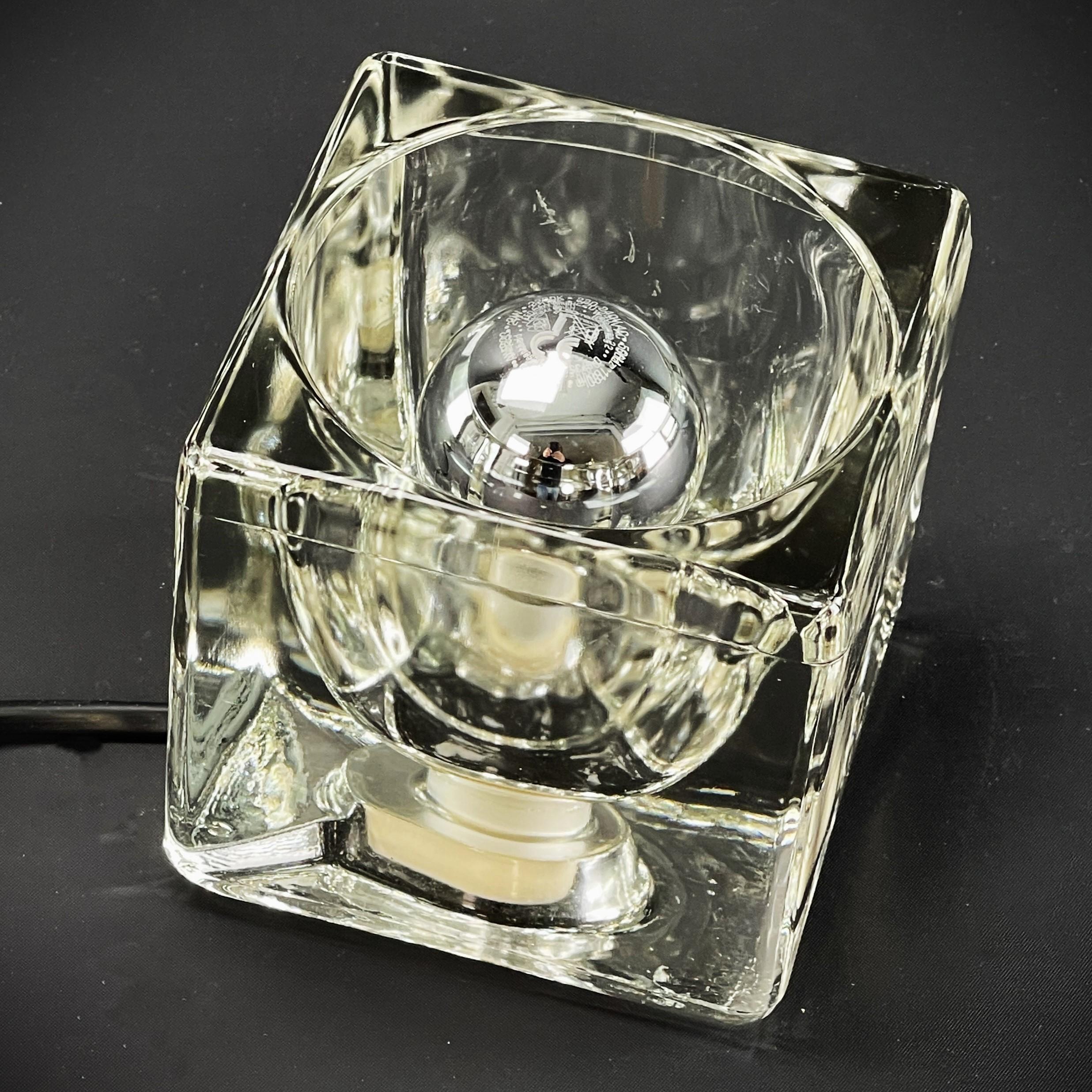 Schreibtischlampe aus Eisglas von Peill & Putzler,  1970s.

Die Designerlampe ist ein echter Klassiker aus den 70er Jahren. Die Lounge-Lampe von Peill & Putzler ist aus hochwertigem Glas in Form eines Eiswürfels gefertigt. Die klaren Glaswürfel