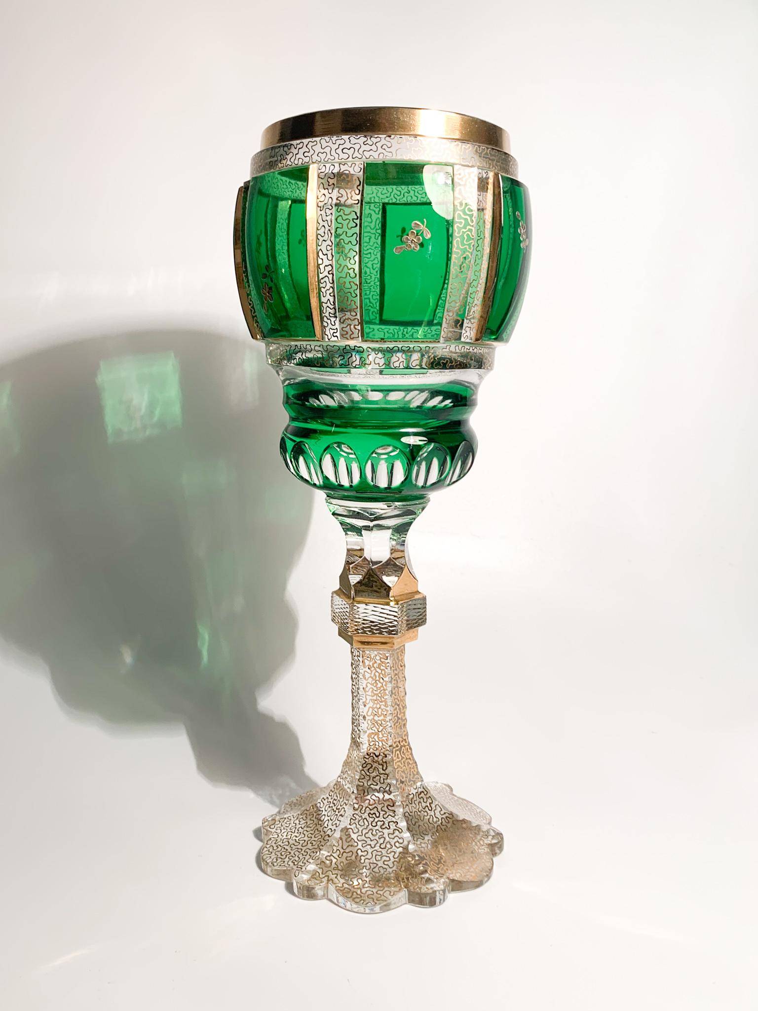 Hand-decorated green Biedermeier crystal cup with pure gold details and border, made in the 1950s

Ø cm 9 h cm 24

It was an artistic movement that developed between 1815 and 1848. The term initially spread as a derogatory term. Composed of two