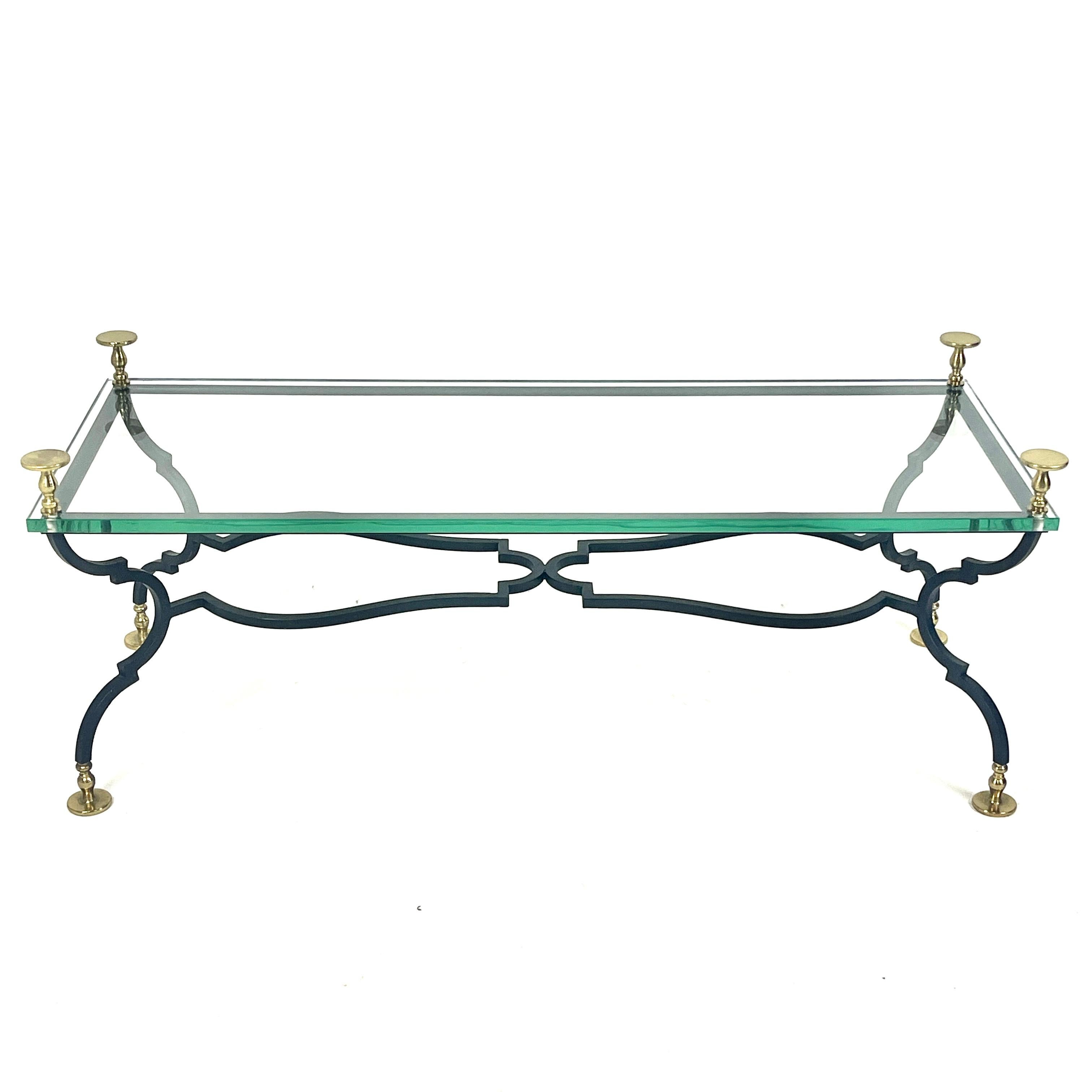 Très lourde table décorative en fer forgé et en verre, avec des pieds et des embouts en laiton massif. Cette table est absolument magnifique.
Cette table n'est pas marquée. Européen. 
Il est très lourd et s'intègre aussi bien dans les décors