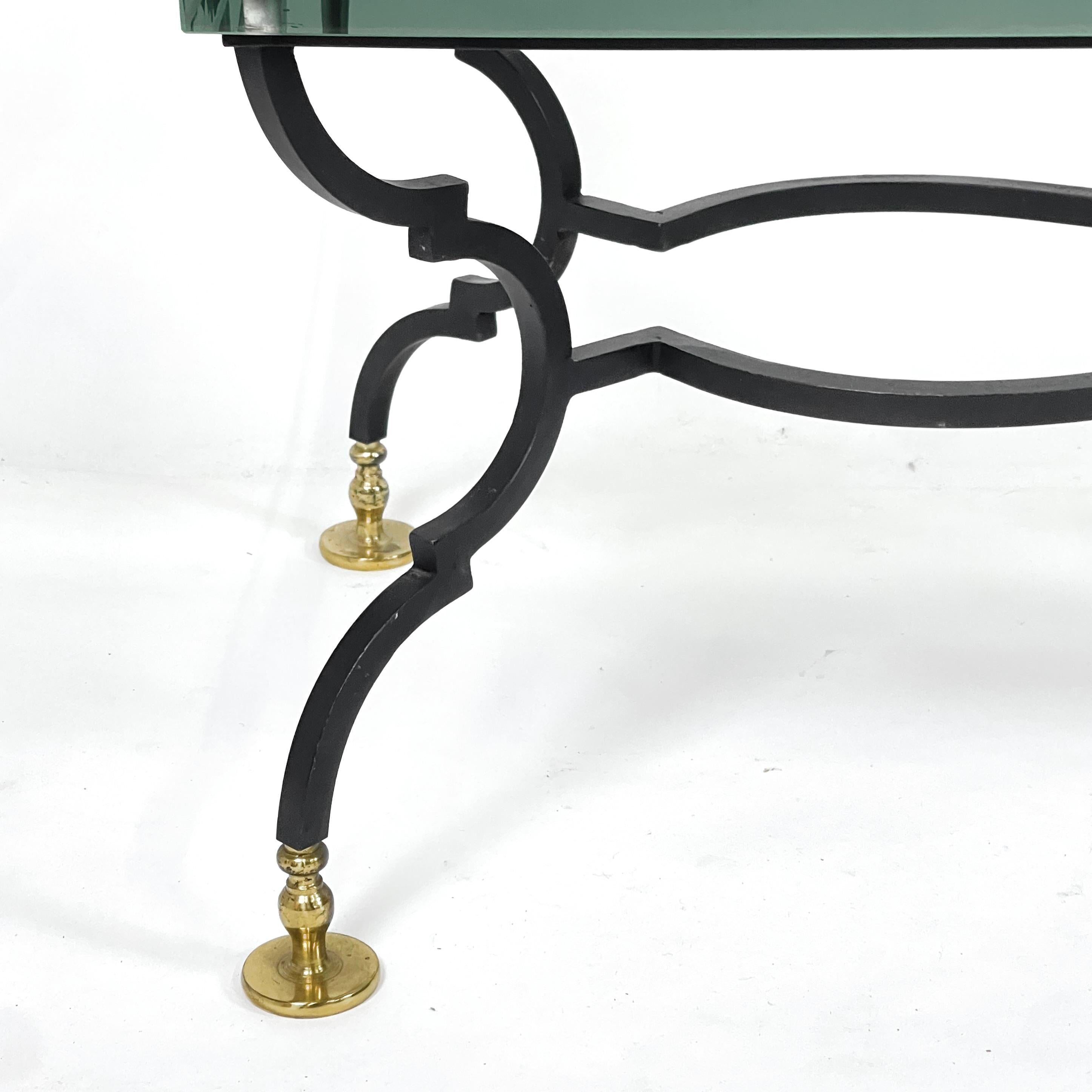 Français Table basse en verre, fer et laiton Manière néoclassique Giocometti ou Maison Jansen en vente