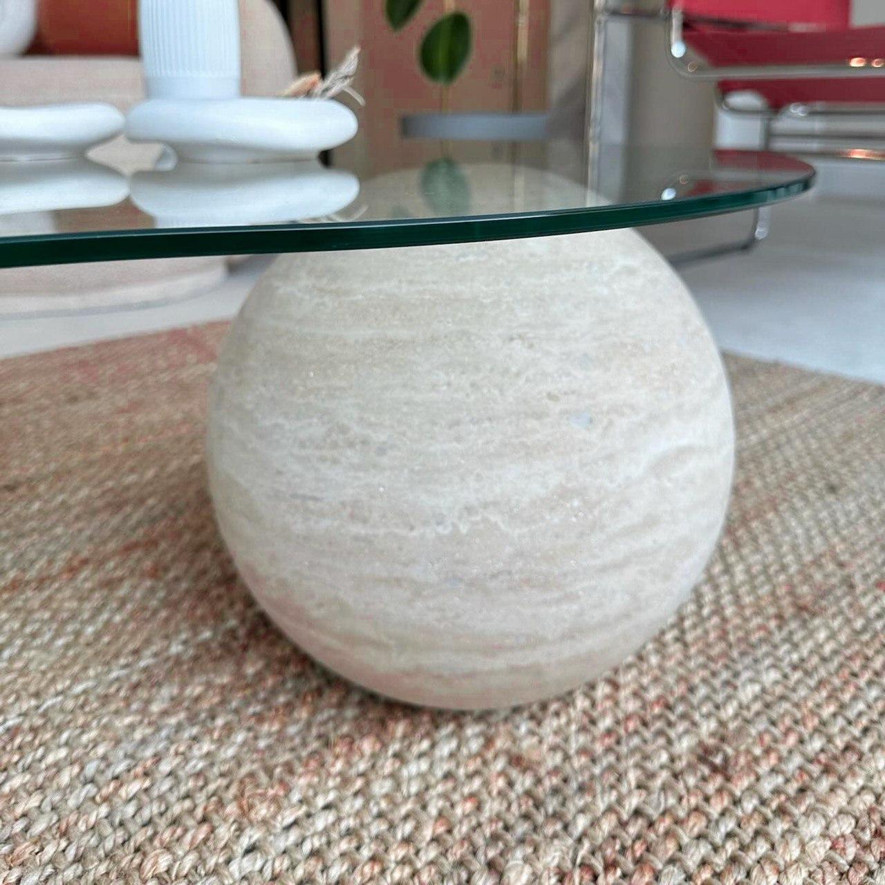 Sculpté Table basse en verre et travertin italien - Table basse en pierre naturelle en vente