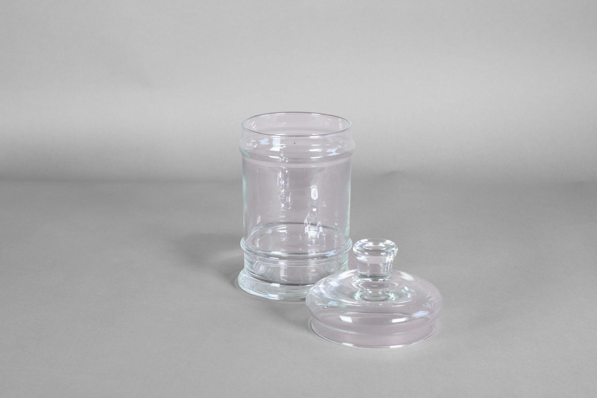Barattolo di vetro trasparente con coperchio. Circa 1900
H. H. 24cm x L. 13cm x P. 13cm