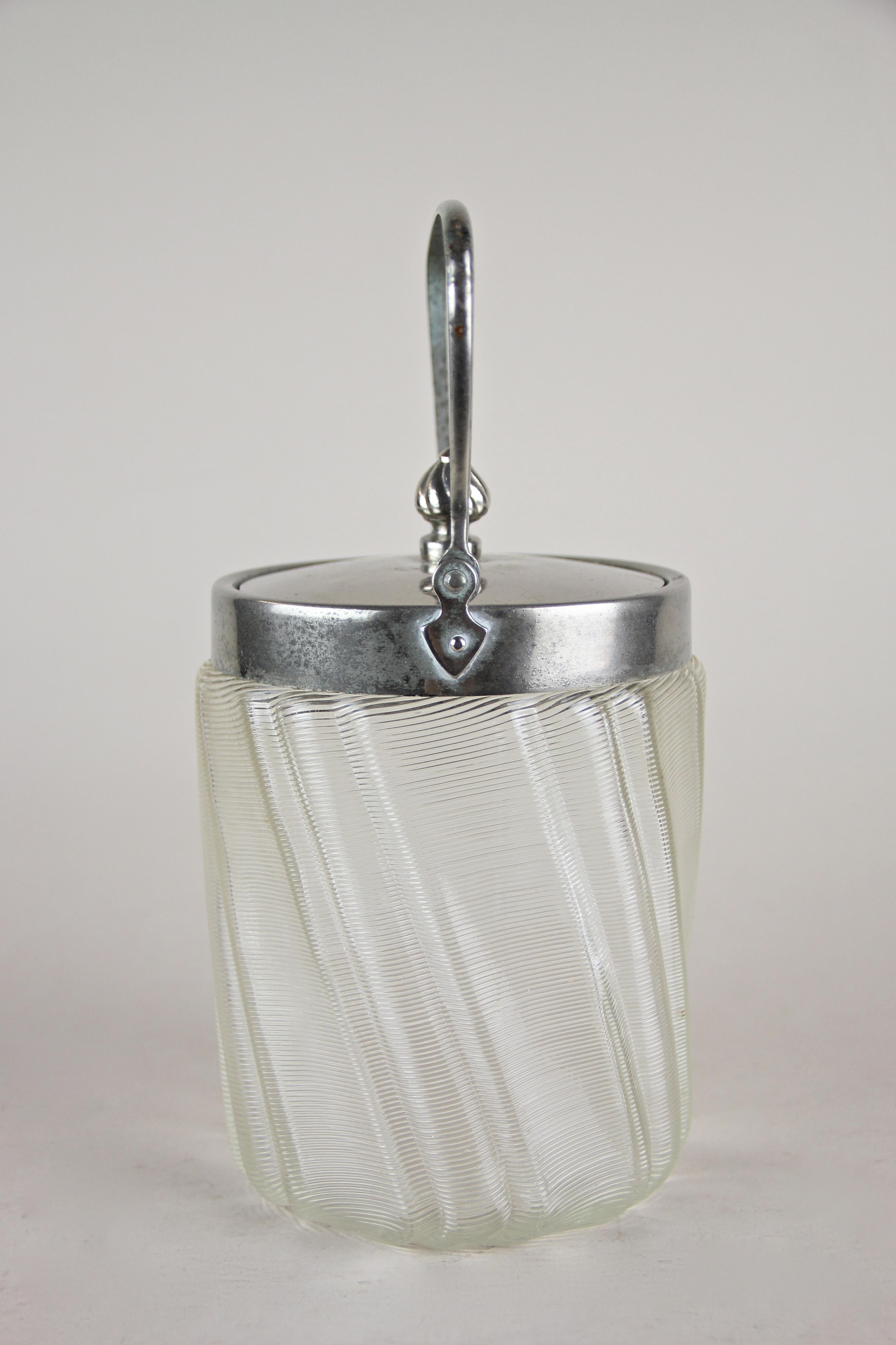 20ième siècle Pot en verre avec couvercle chromé Art Nouveau:: Autriche:: vers 1900
