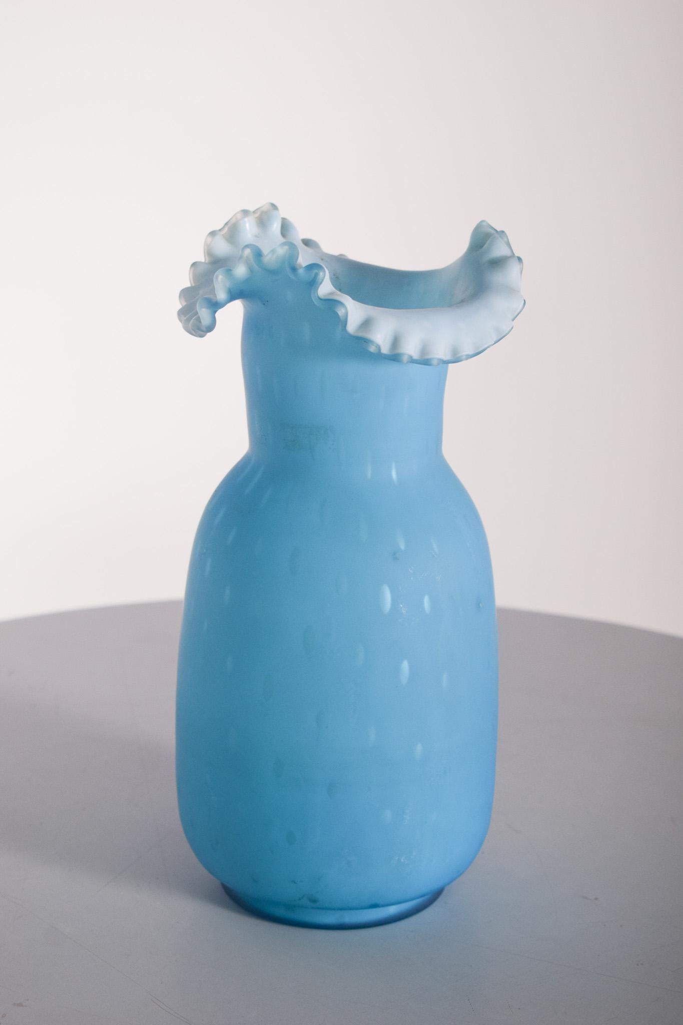 Tarro de cristal con boca ondulada, decoración monocromática en azul Moderno de mediados de siglo en venta
