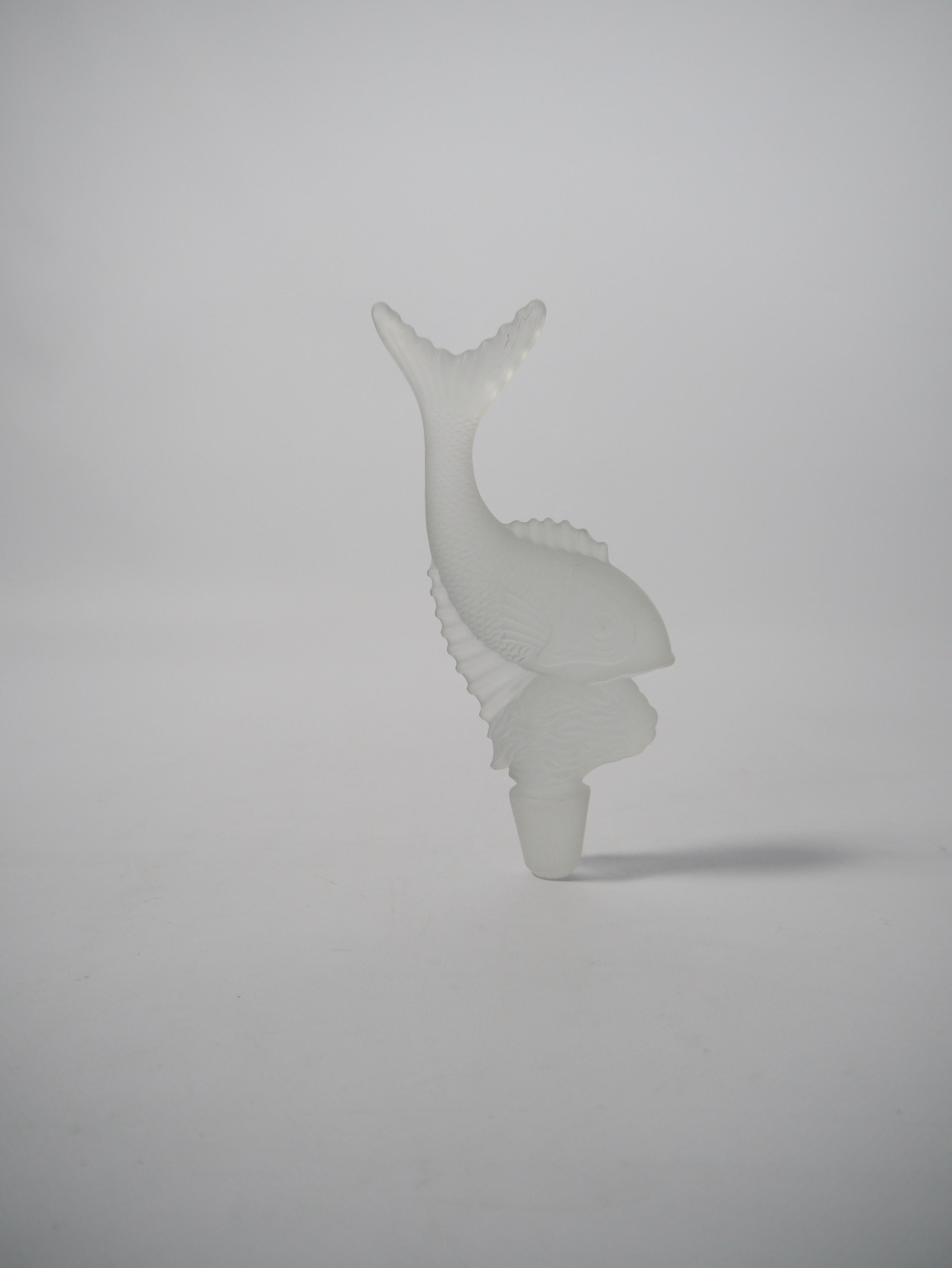 Tapón de botella decantador de cristal de pez Koi de procedencia desconocida. Probablemente francés, principios/mediados del siglo XX. Al estilo de René Lalique. 