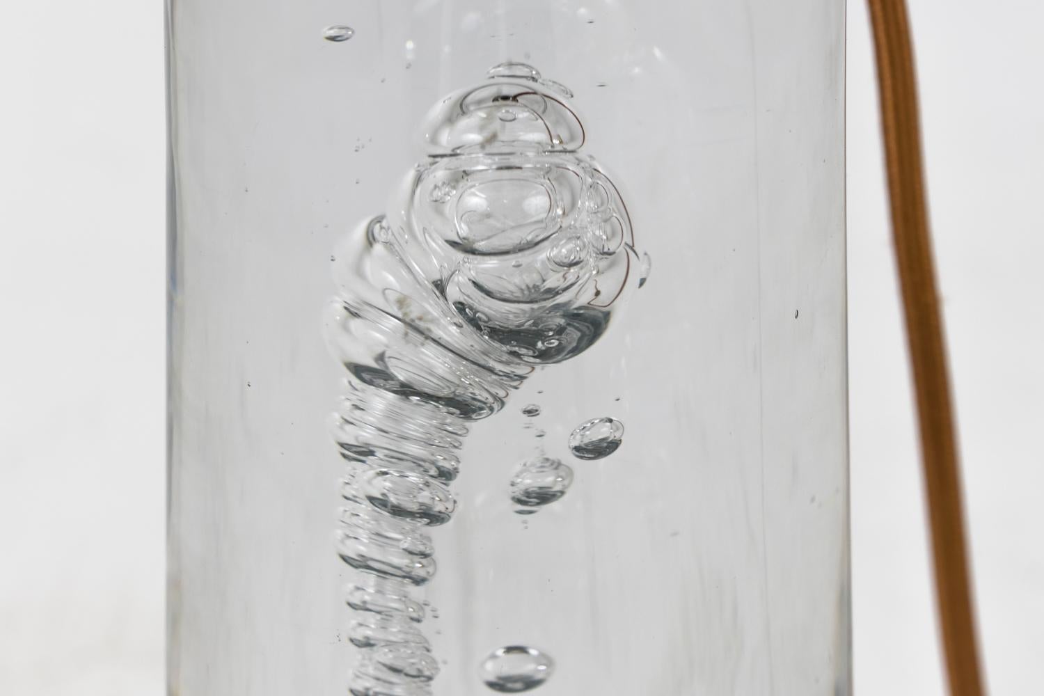 Français Lampe en verre avec motif de bulles d'air, signée « Daum France », vers 1975 en vente