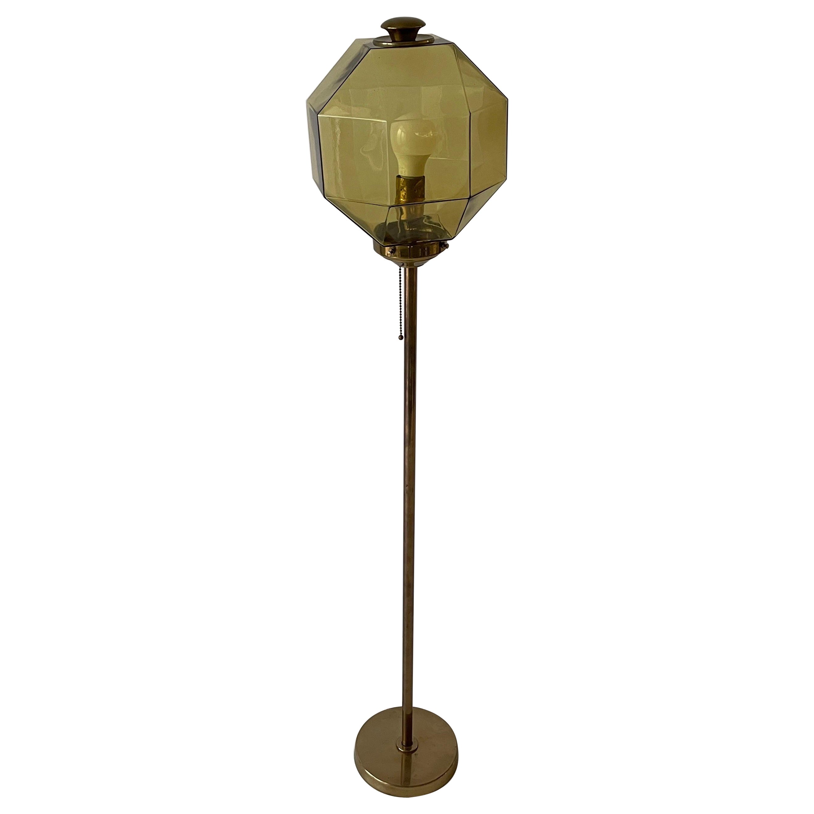 Lámpara de pie con pantalla de cristal y cuerpo de latón de Bergboms, años 60, Suecia en venta