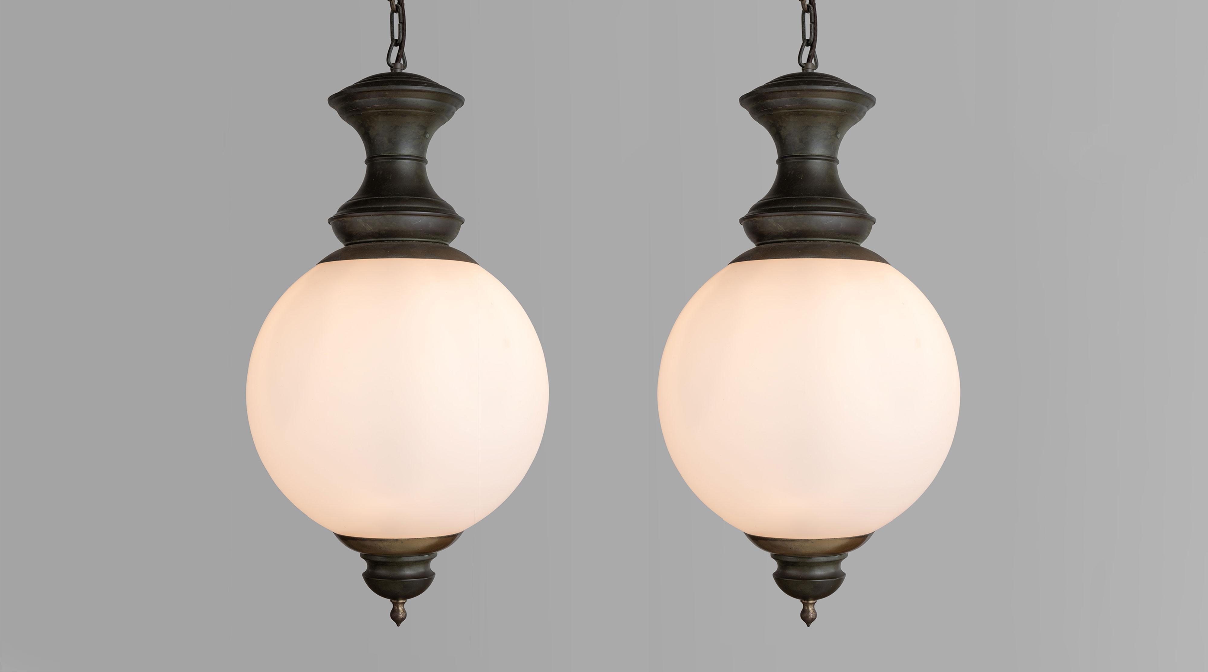 Elegant form with frosted glass globe and patinated brass fitters.


Measures: 11